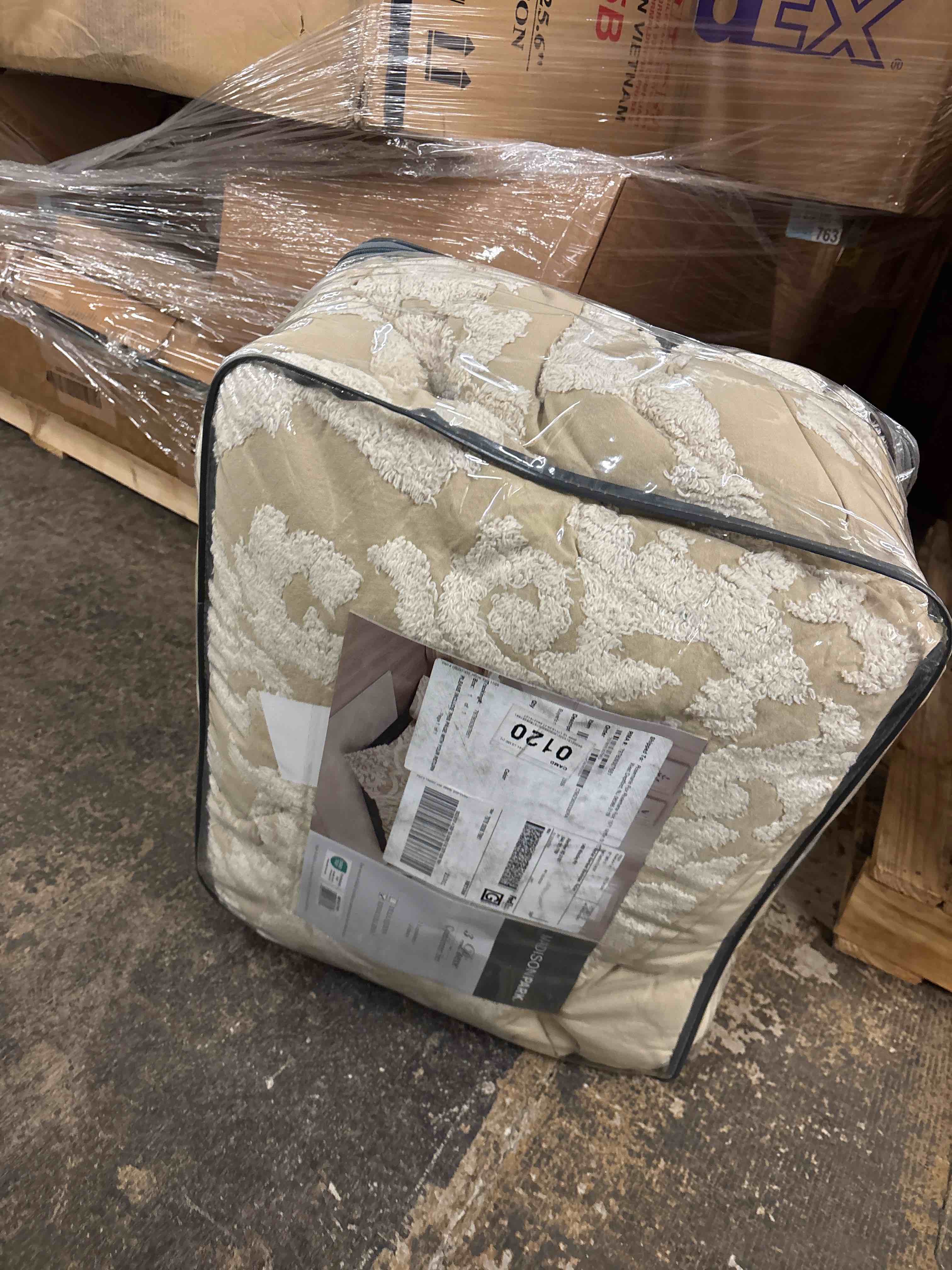 Condition photo showing New/Like New for Madison Park Viola 100 Percent Cotton Tufted Comforter Set in Beige