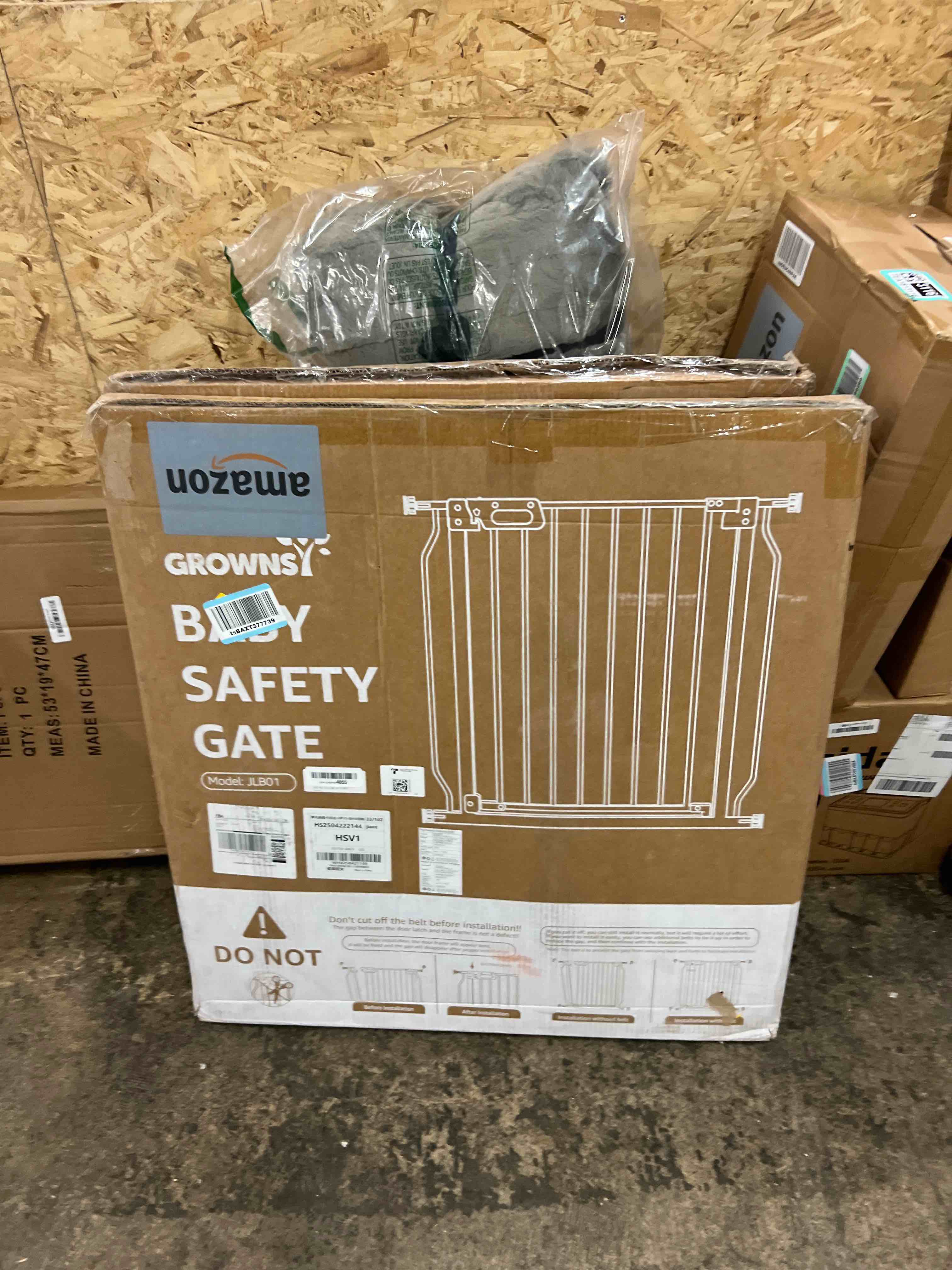 Condition photo showing New/Like New for mom's choice-grownsy baby gate for stairs, 29.5"-48.4" pressure mounted baby gate for top of stair&doorway with v-shaped rods, anti-trip pedal, extra wide stairs dog gate easy install w/red reminder white 29"-48"*30"