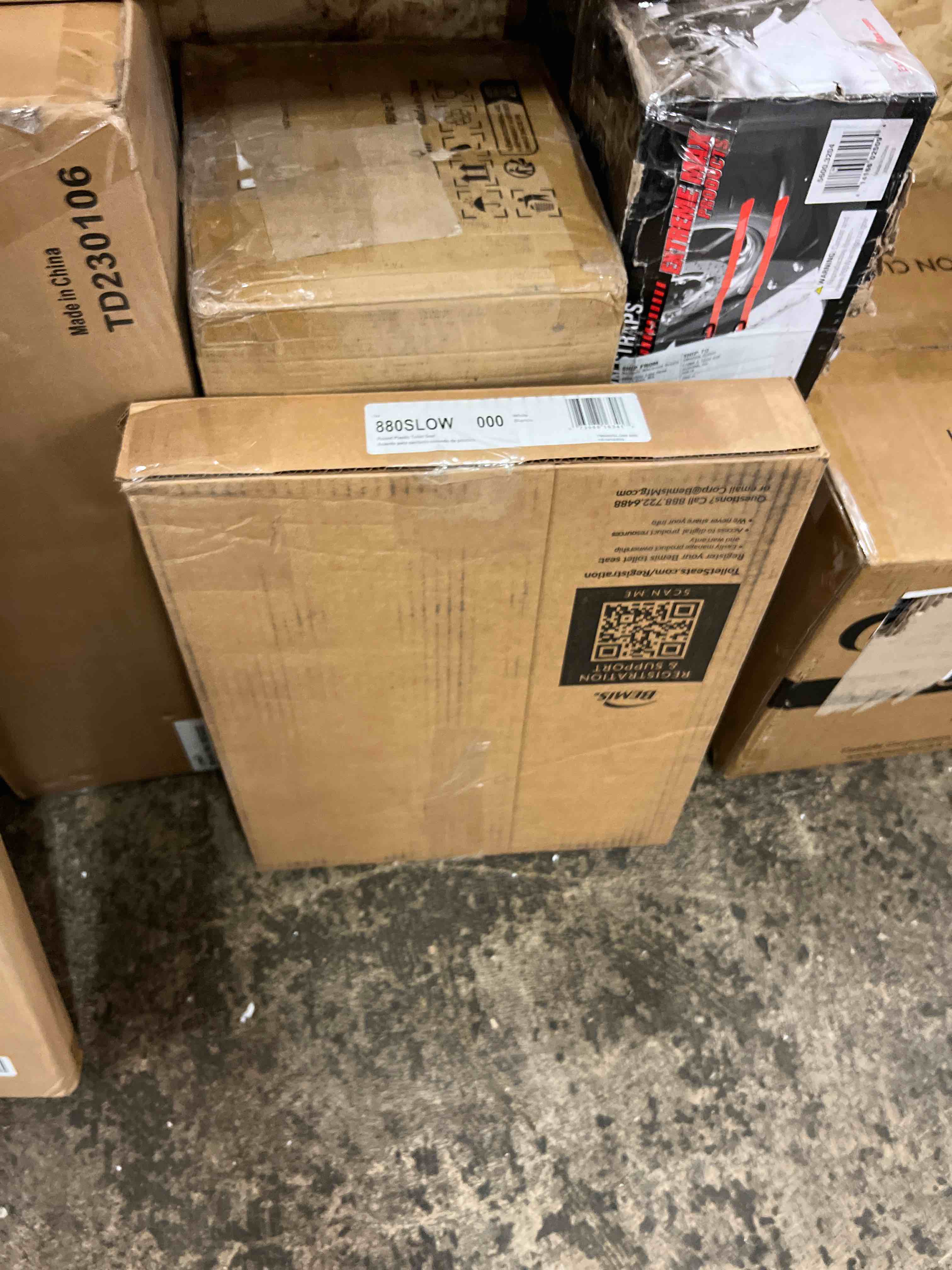 Condition photo showing New/Like New for mayfair caswell modern slow close toilet seat, easy clean hinges and durable plastic seat, made in usa, round, white round 1 seat