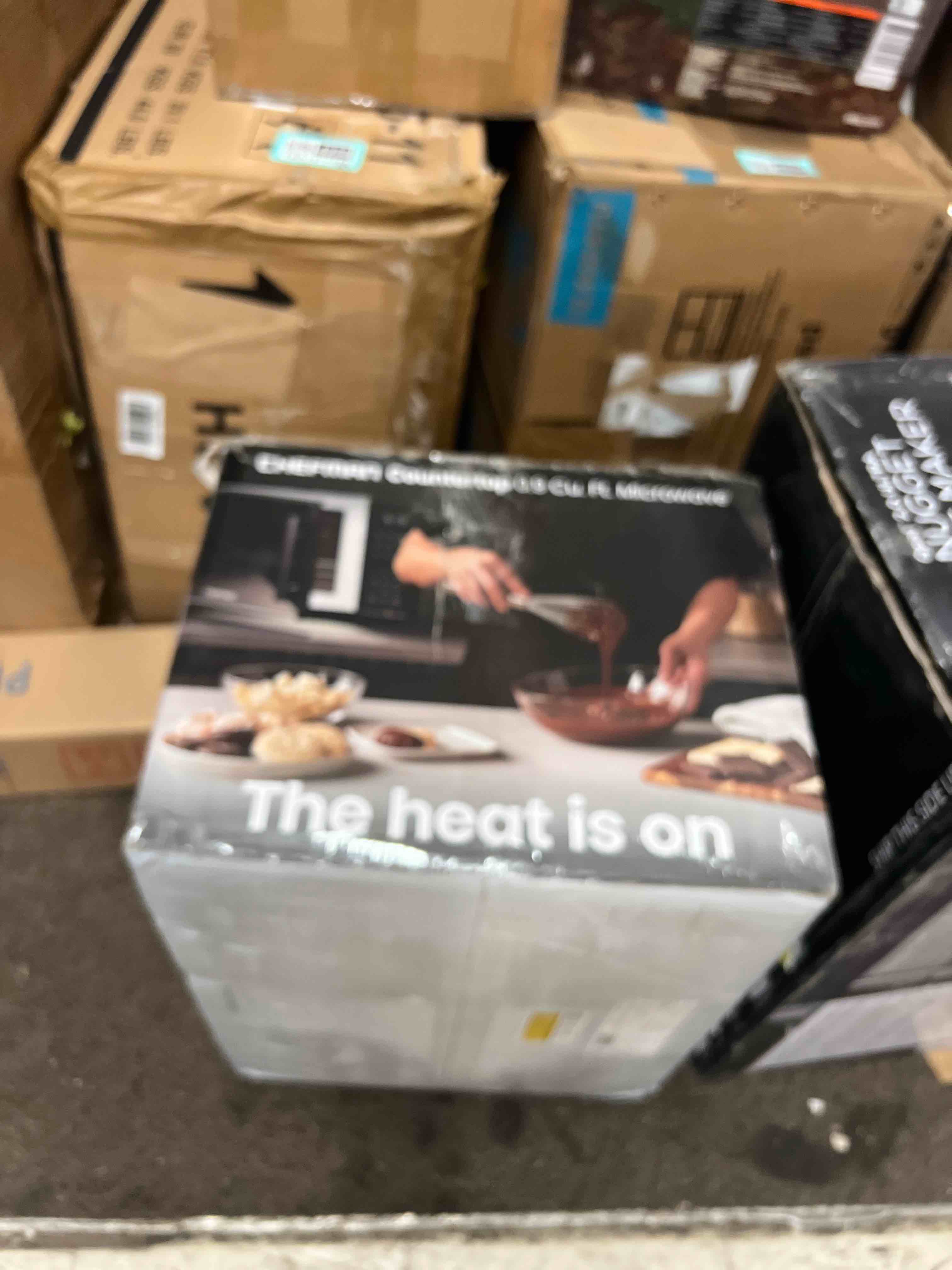 Condition photo showing New/Like New for chefman countertop microwave oven 0.9 cu. ft. 900 watts with 6 presets and 10 power levels - black