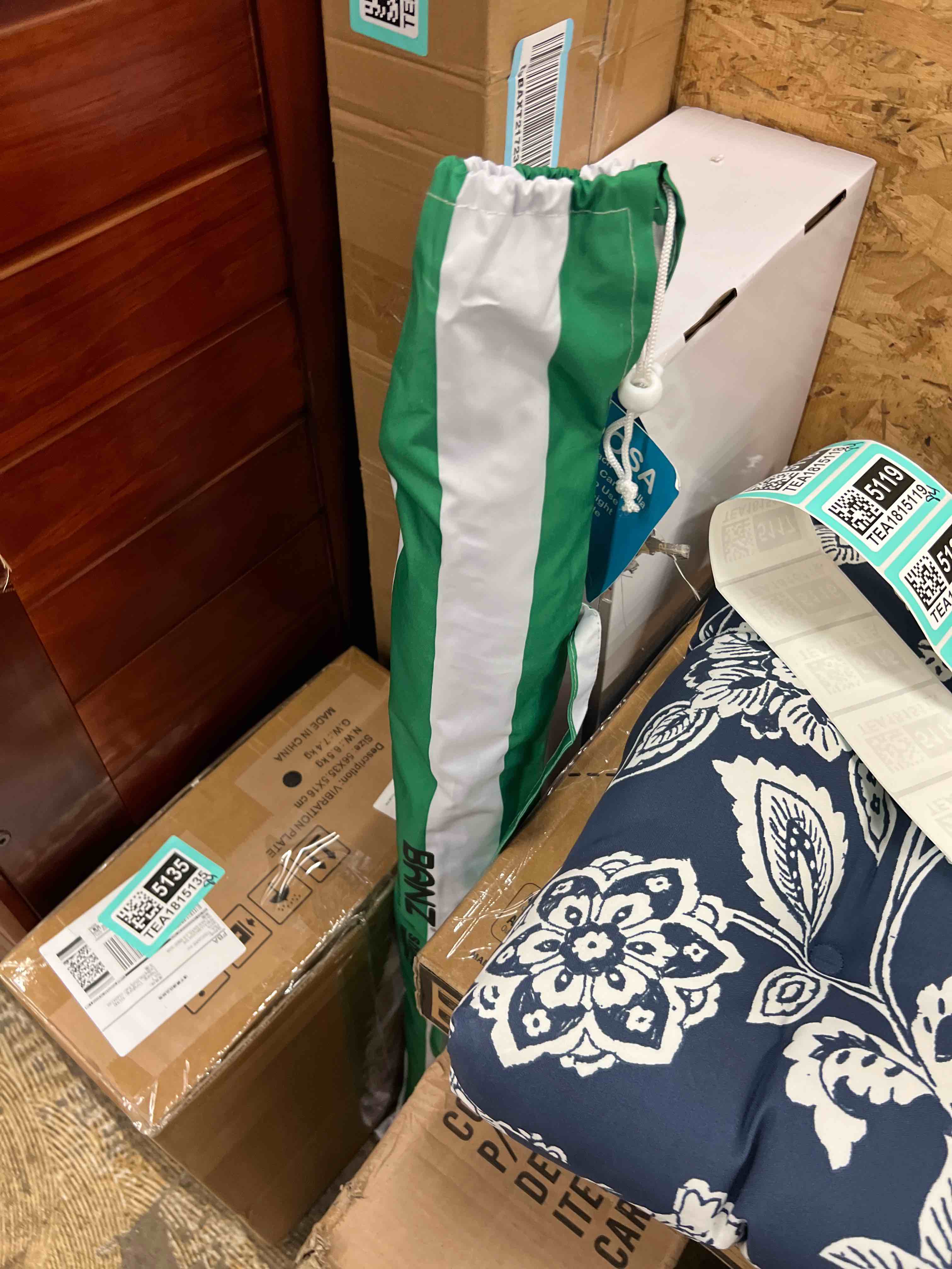 Condition photo showing New/Like New for banz cabana beach umbrella upf 50 - uv protection foil-lined portable outdoor umbrella for sand with screw-in base & tilt pole - lightweight beach shade & patio umbrella with bag