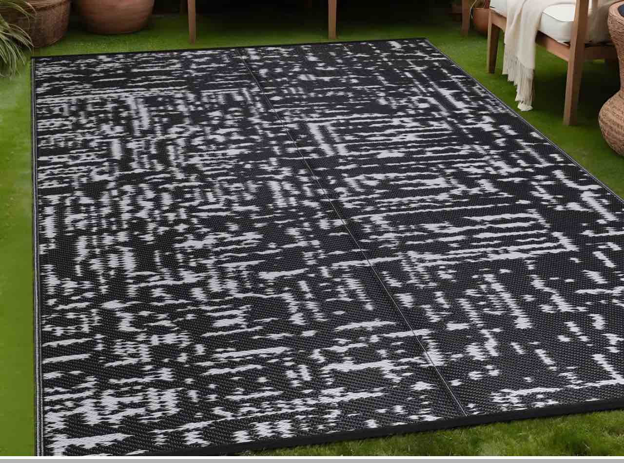 Aldo Reversible Plastic Black and White Outdoor Rug ( 4' x 6')