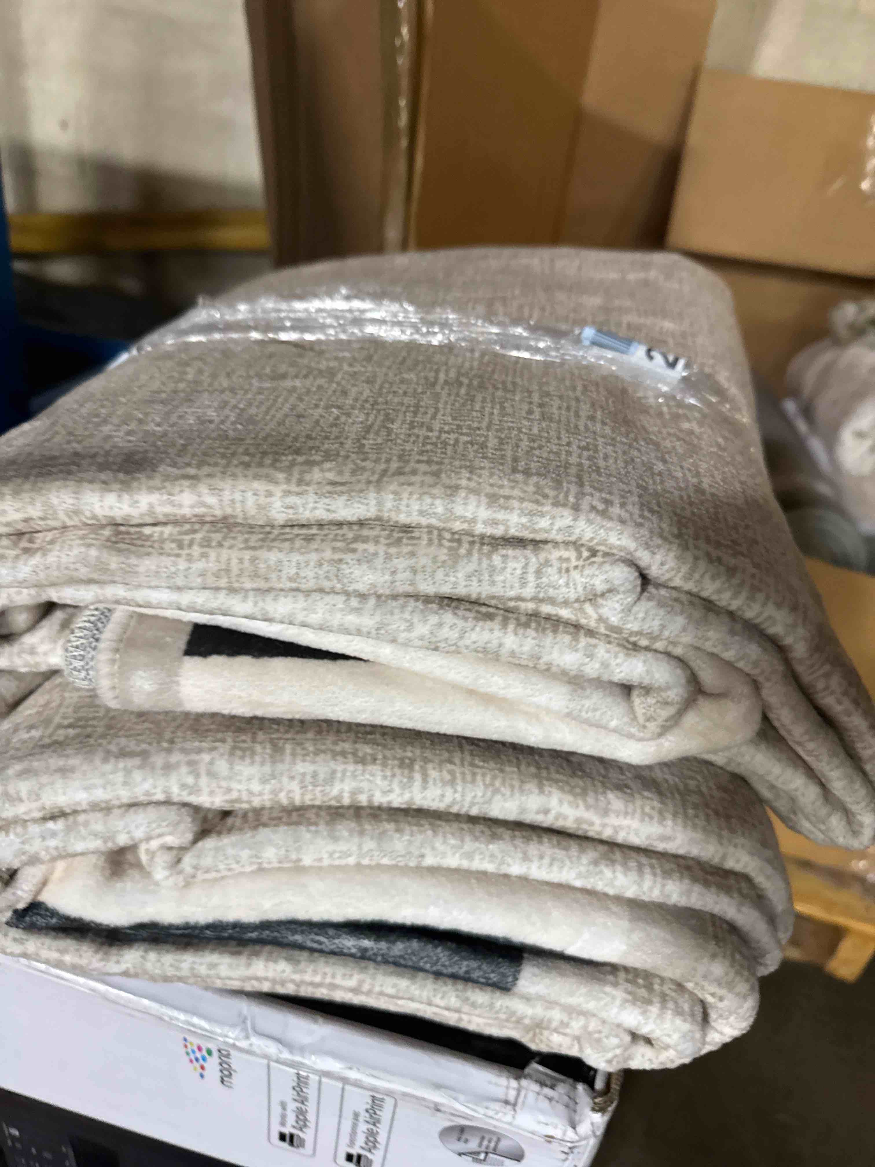 https://s3.amazonaws.com/lotting-images-prod/phillipi/TEA2229913_1752673317811.jpeg