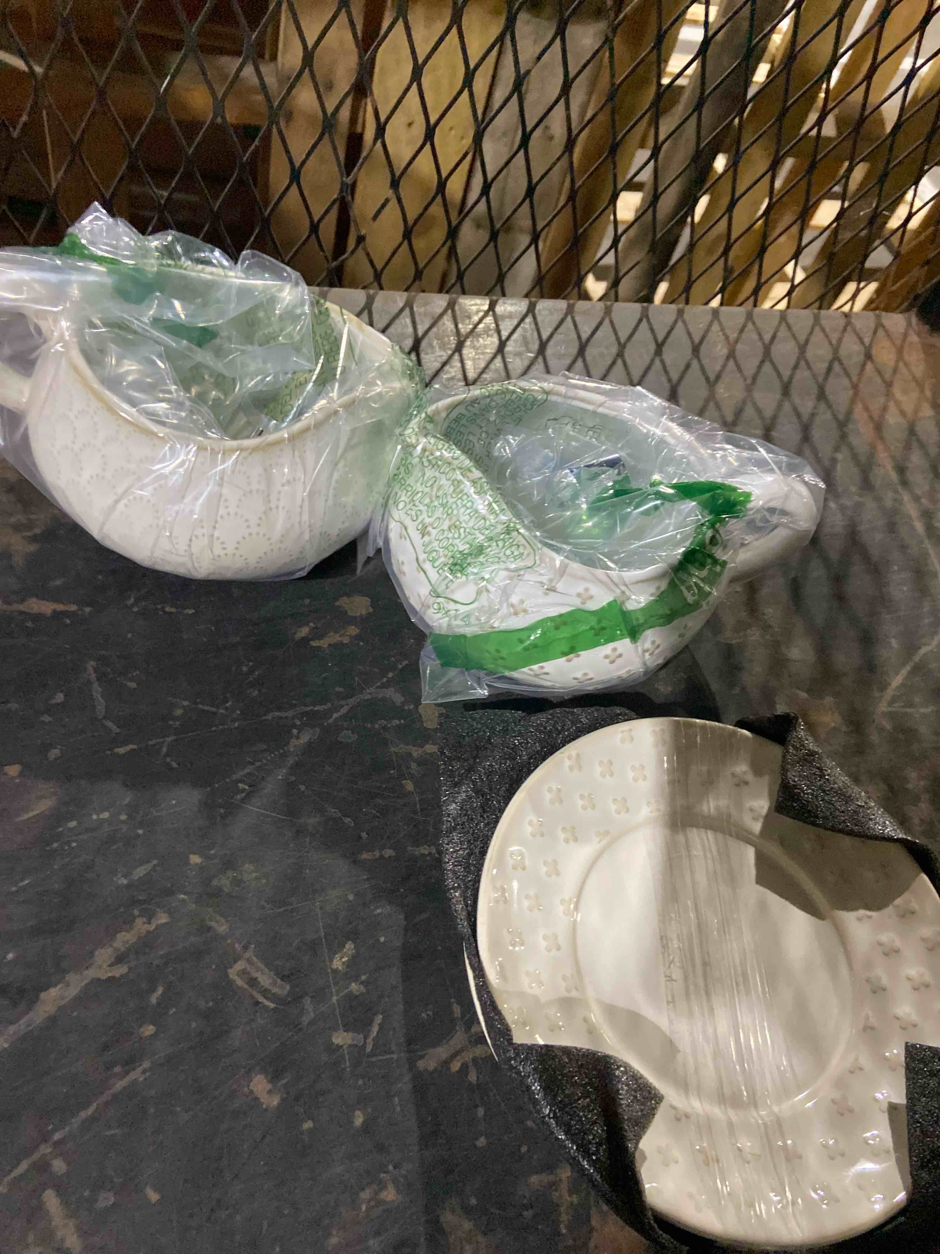 Condition photo showing New/Like New for LE TAUCI Gravy Boat with Ladle and Saucer Stand 24oz, Ceramic Sauce Boat with Tray for Salad Dressings, Creamer, Broth, Black Pepper, Set of 2, Arctic White, Firework+Clover 24 Ounces 2