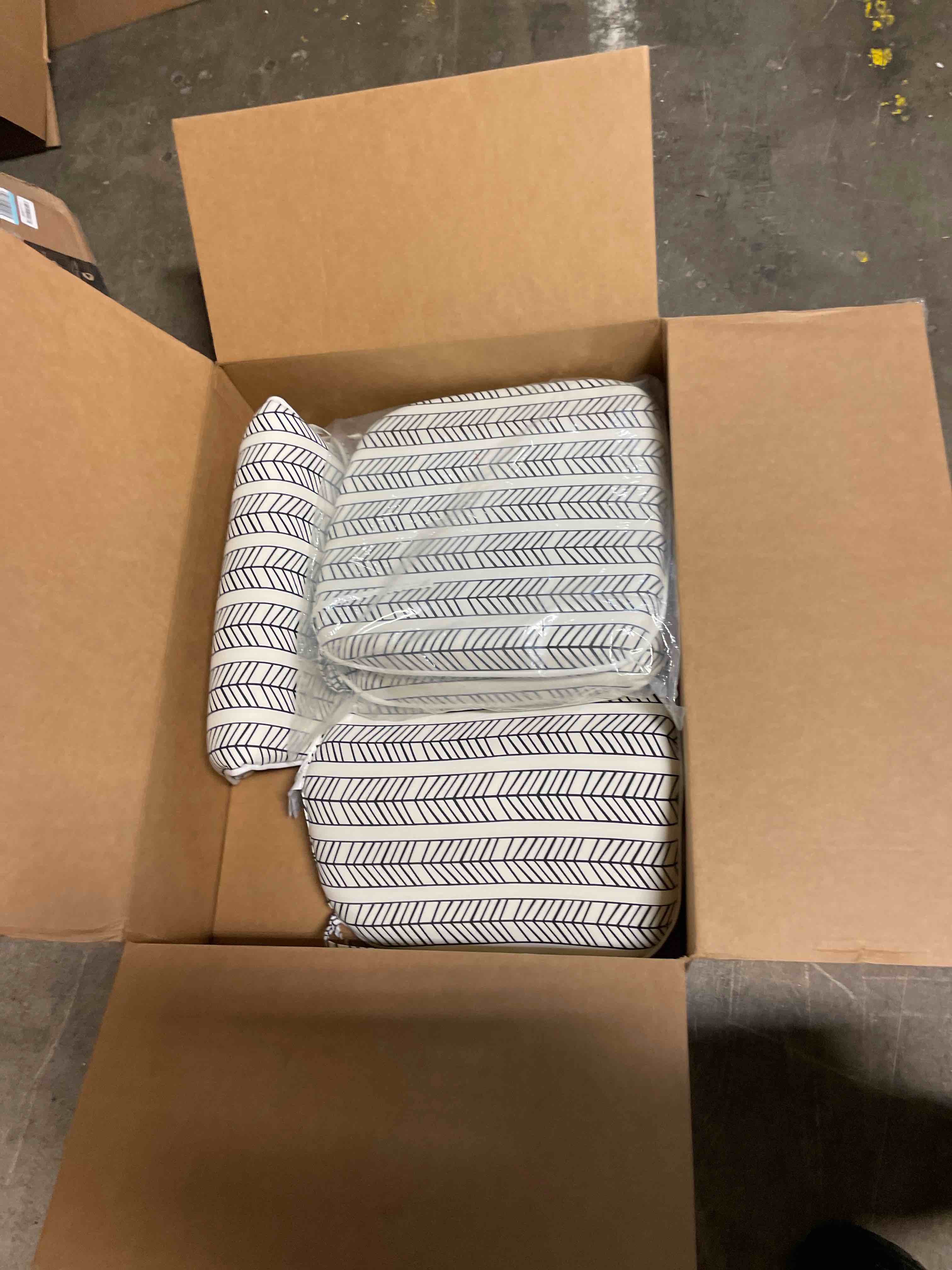 https://s3.amazonaws.com/lotting-images-prod/phillipi/TEA3362645_1758904006081.jpeg