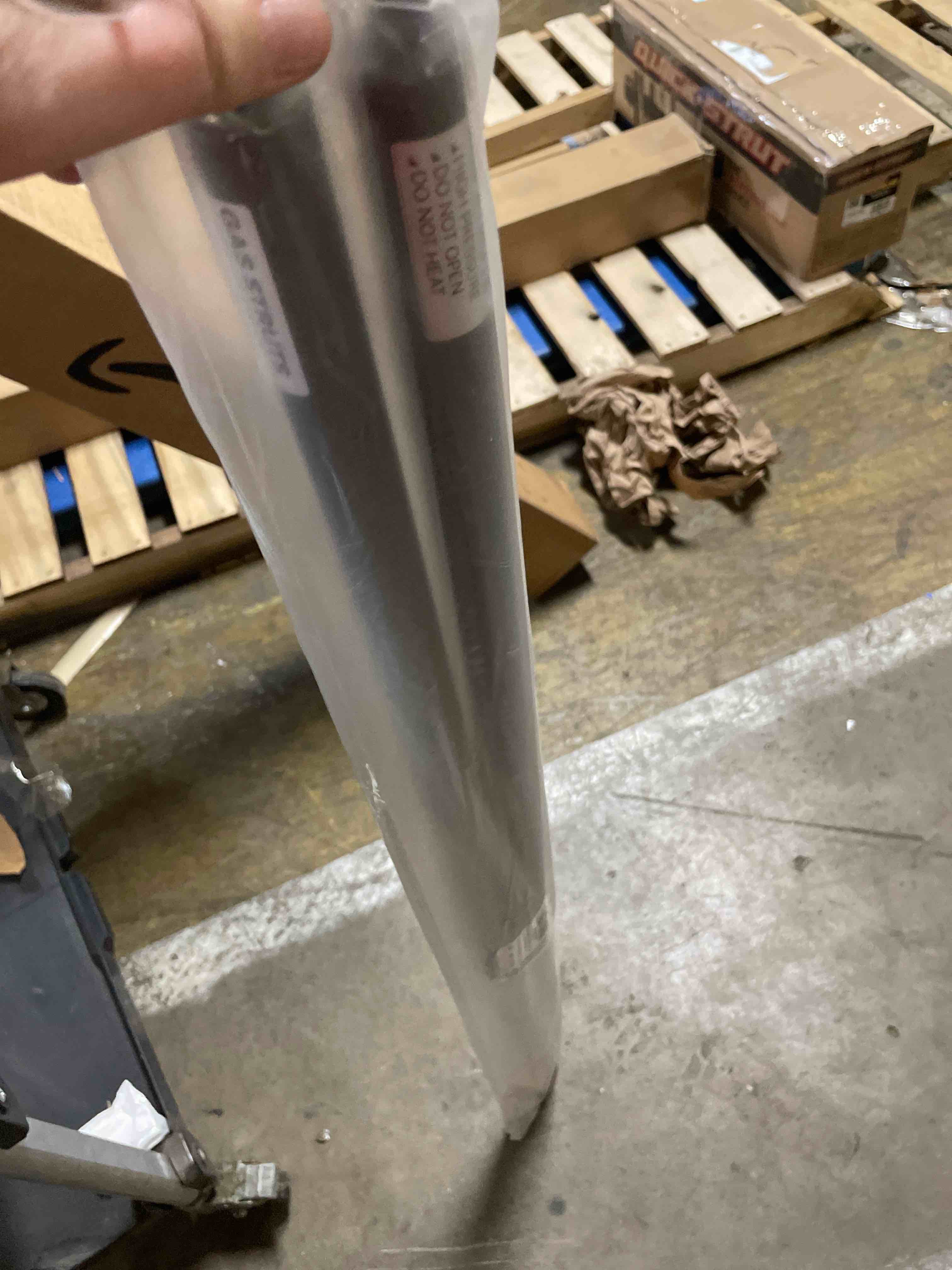 Condition photo showing New/Like New for ST440M80 44Inch 80Lbs/356N Gas Struts Shock Spring Lift Support for Tonneau Cover Heavy Duty RV Bed TV Cabinet Murphy Truck Bed Floor Hatch Storage Toolbox Lid Truck Topper Camper Window, 2Pcs