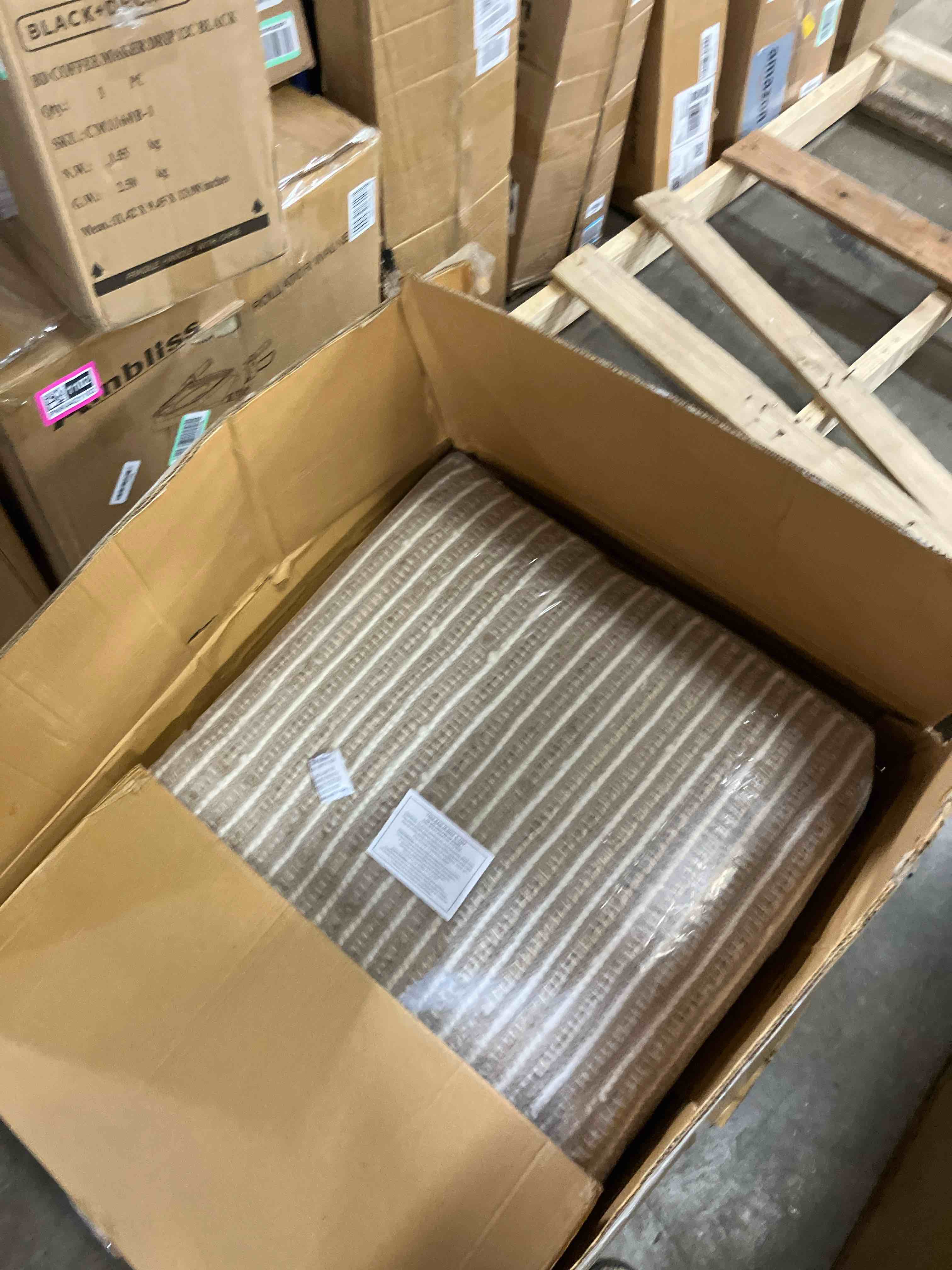 Condition photo showing New/Like New for FRELISH DECOR Wool and Jute Premium Handwoven Chunky Stripes Rug - Contemporary Area Rug for Living Room Bedroom (6' x 9' - Natural Ivory) 6' x 9' (Rectangular) Natural Jute Wool