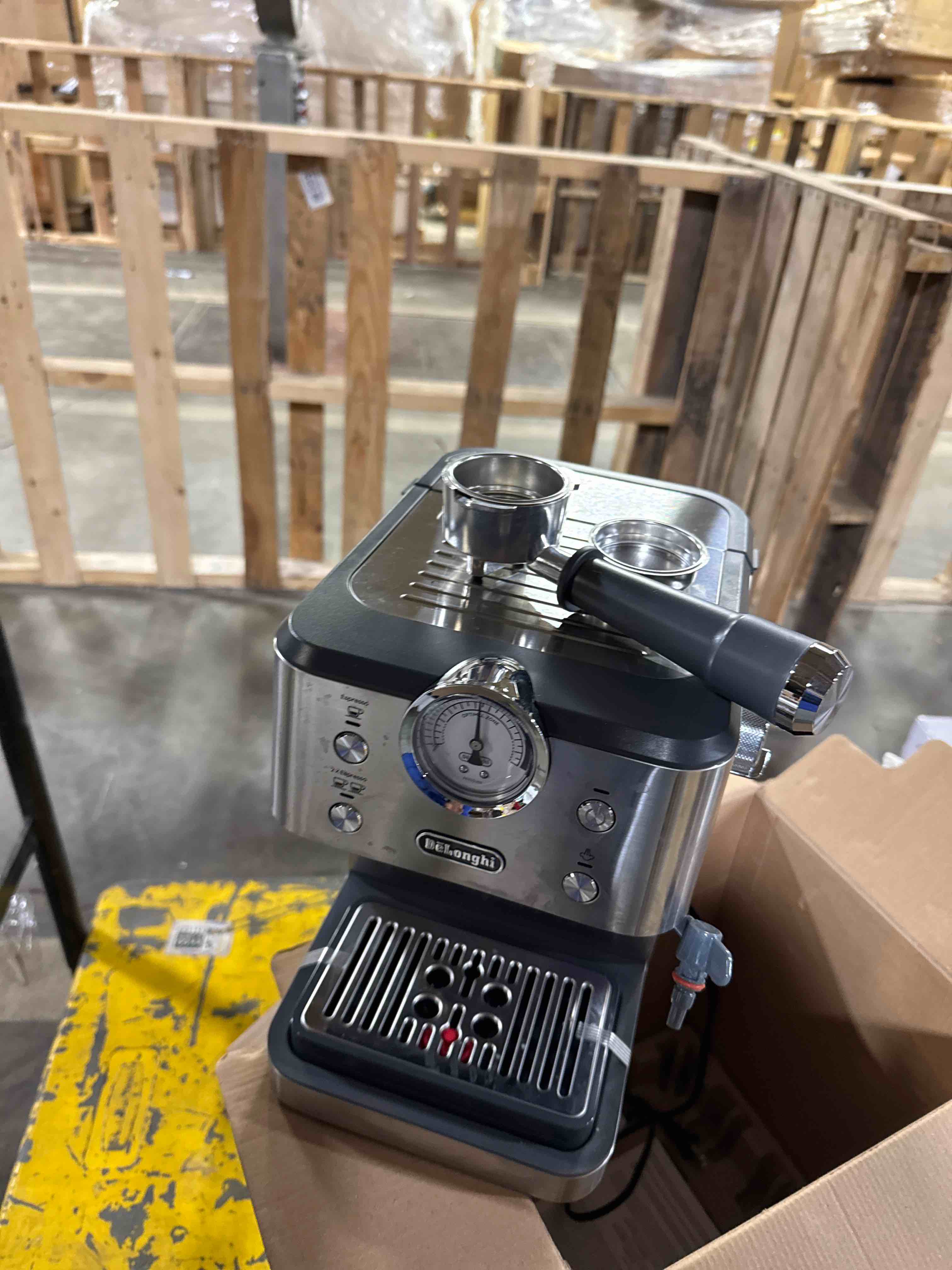 Condition photo showing Good Condition for De’Longhi Classic Espresso Machine with Milk Frother, 15-Bar Pump & Temperature Control - Barista Coffee Maker Kit for Espresso, Latte, Cappuccino & Iced ( Used)