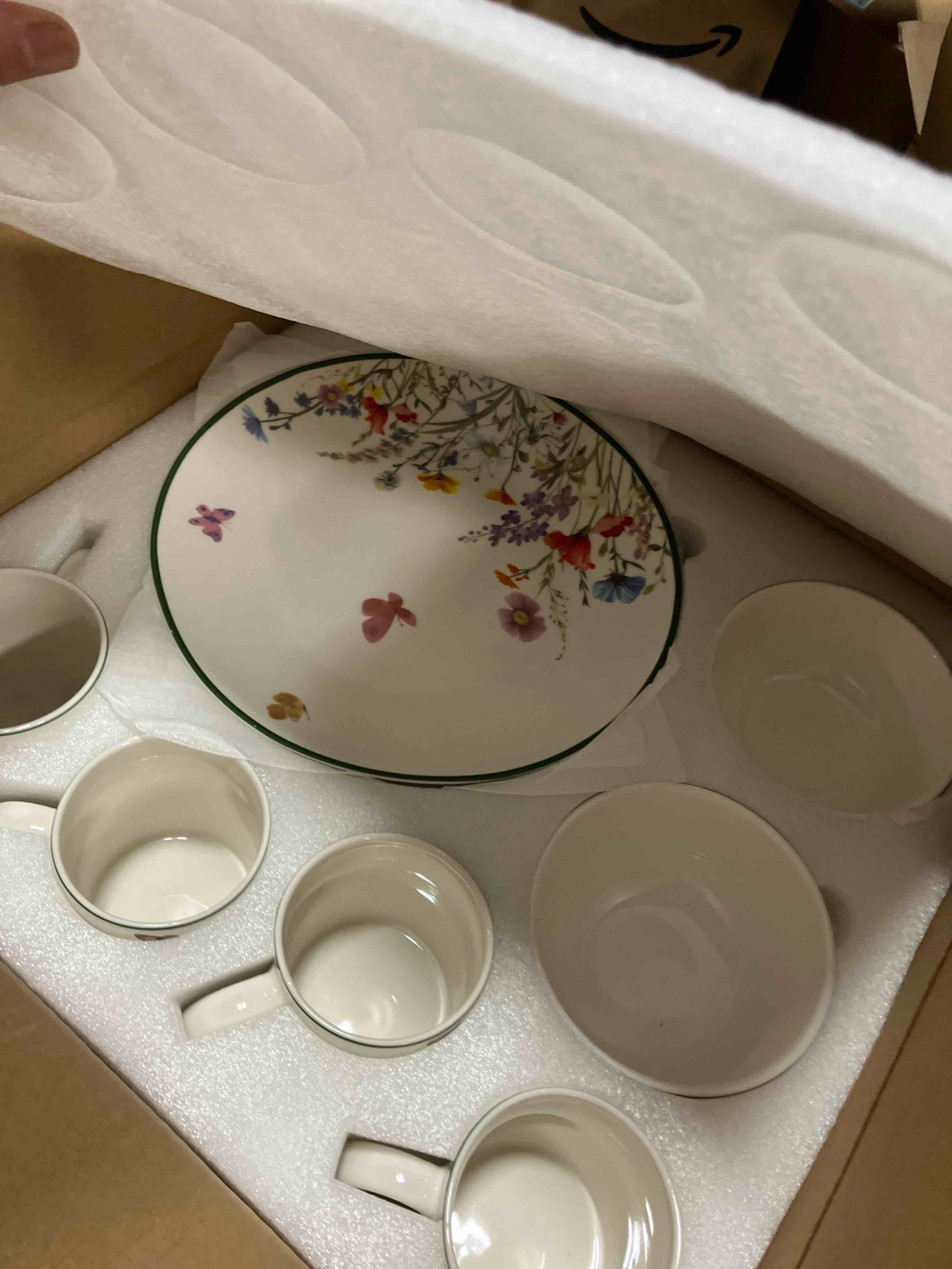 Condition photo showing New/Like New for Pickmesh 16 Pcs Wildflower Ceramic Dinnerware Set for 4 Guest Floral Dish Set Spring Butterfly Dinner Plates Salad Plates Bowl Mug Kitchen Gift for Spring Kitchen Holiday Party Decoration Spring Wildflower