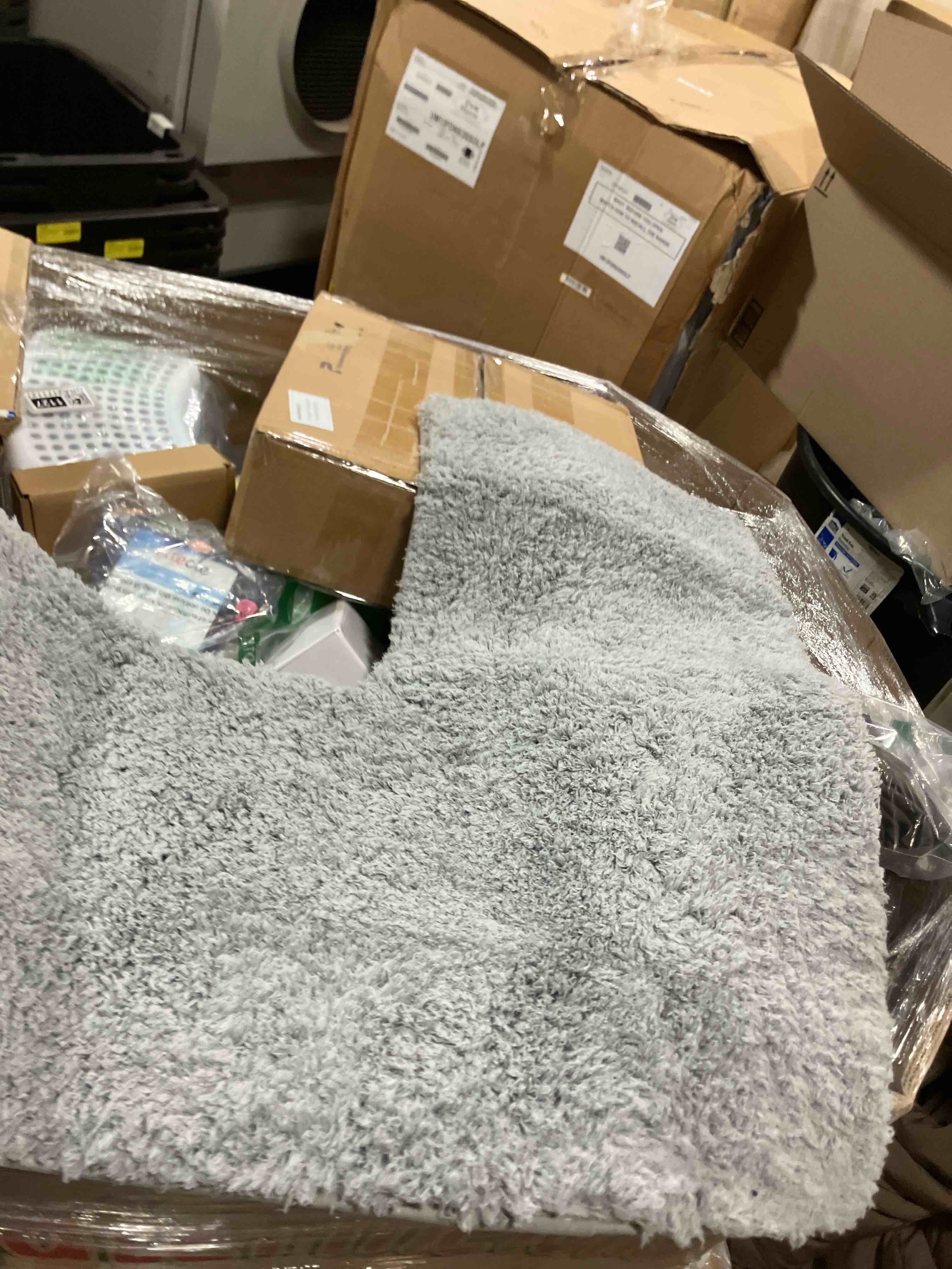 Condition photo showing Good Condition for L-Shaped Bath Mat, Non Slip Corner Bathroom Rug, Water Absorbent Soft Washable Floor Mat for Shower Tub Bedroom Kitchen Living Room