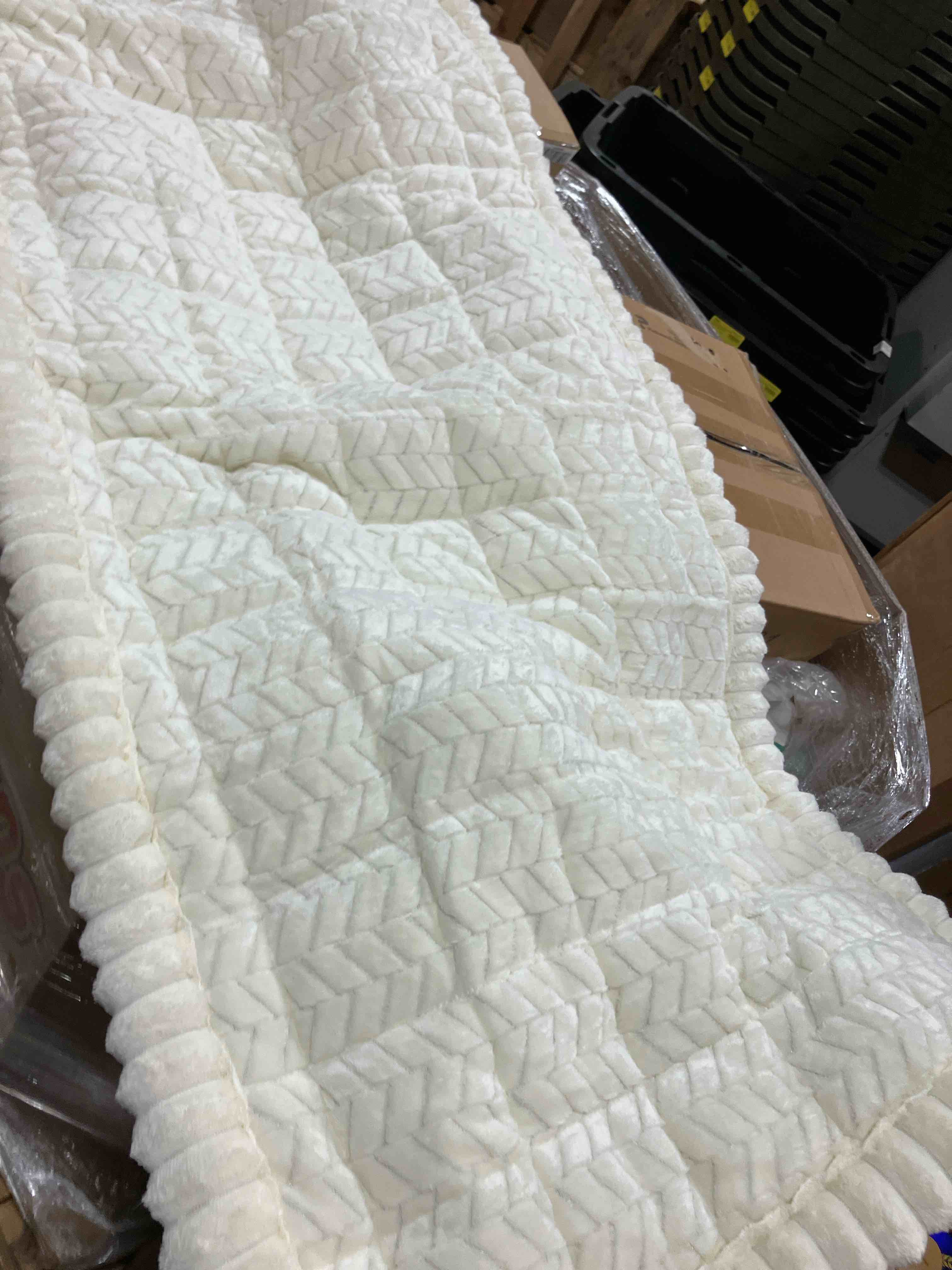 Condition photo showing New/Like New for Couch Covers for Dogs, Washable Sofa Couch Cover for Pet, Couchs Covers for Cushion Sofa Pet Friendly, Non Slip Sofa Cover (27.6''*59.06''/70 x 150cm)