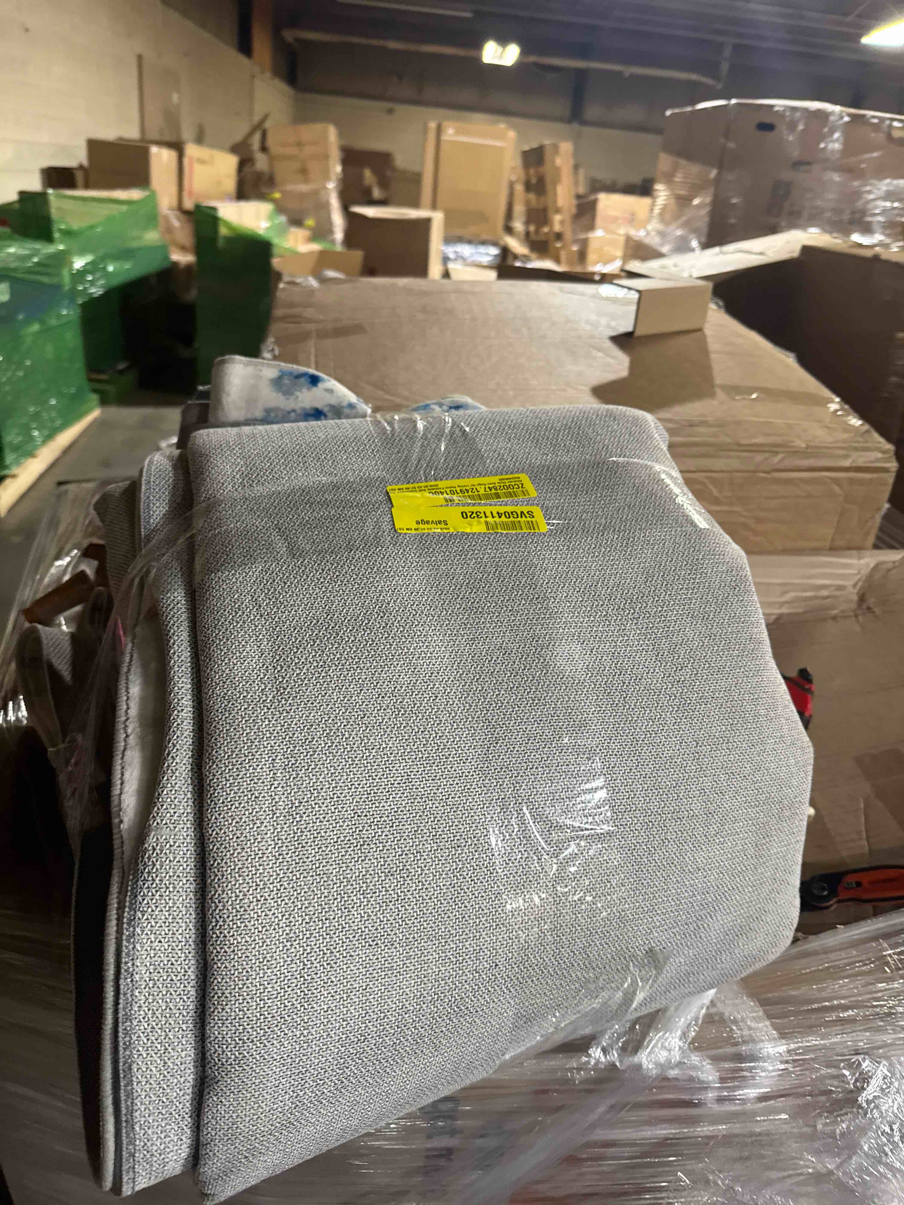 Condition photo showing New/Like New for Abstract Style Area Rug For Living Room Foldable Soft Distress Rug Washable ( 10' x 13')