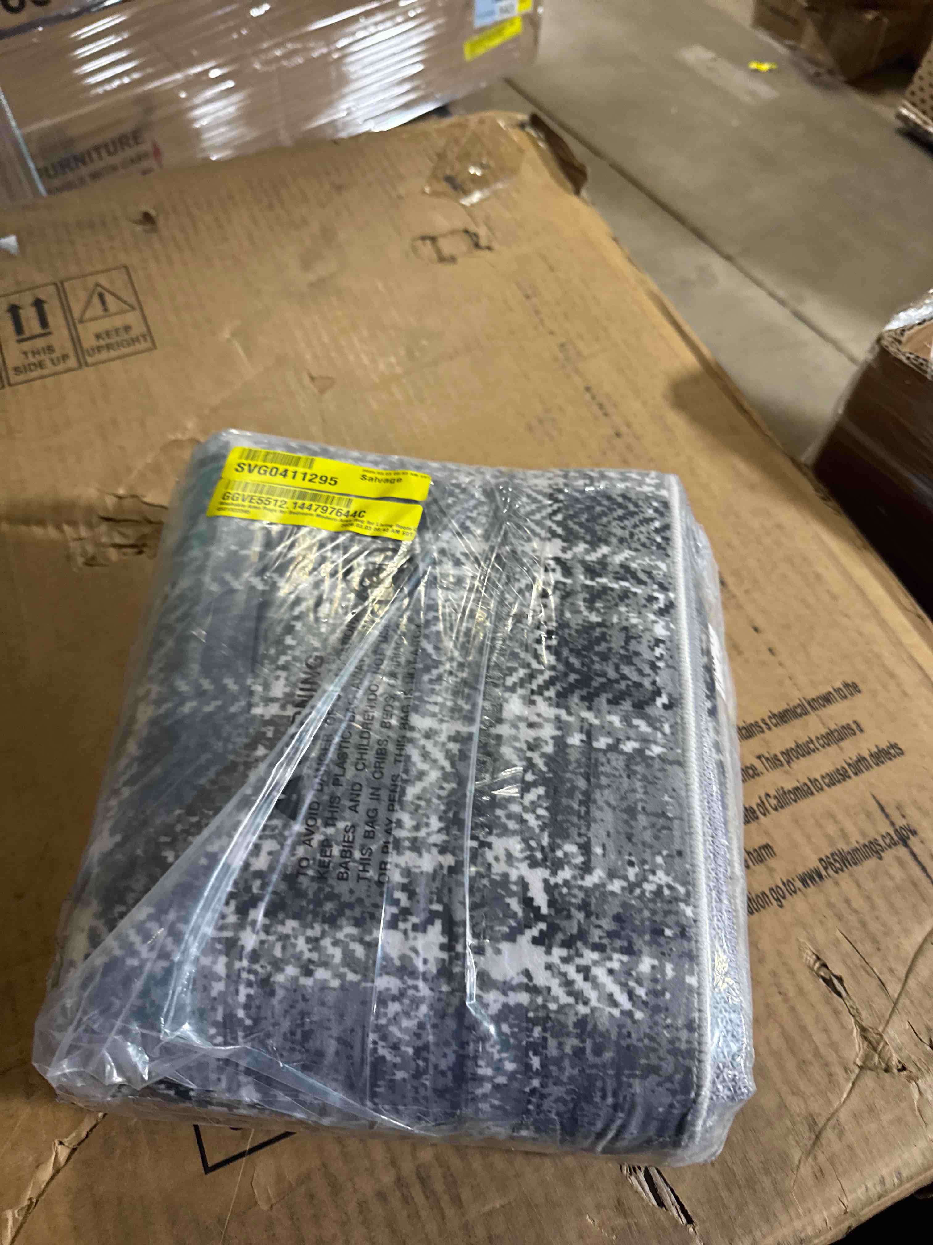 Condition photo showing New/Like New for Washable Area Rug for Bedroom Modern Area Rug ( 4' x 6')