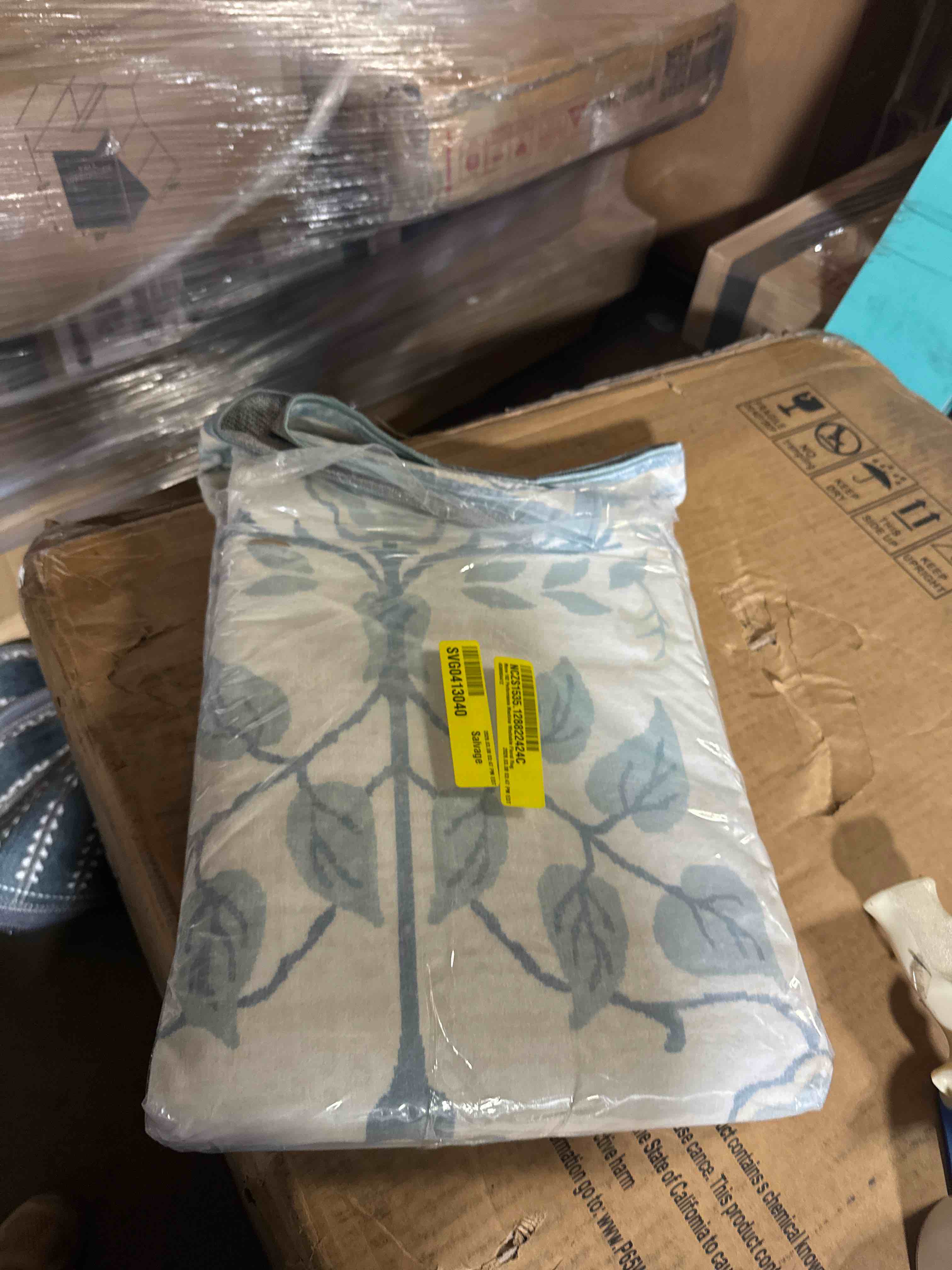 Condition photo showing New/Like New for Msrw 182 Performance Machine Washable Floral Rug ( 4' x 6')