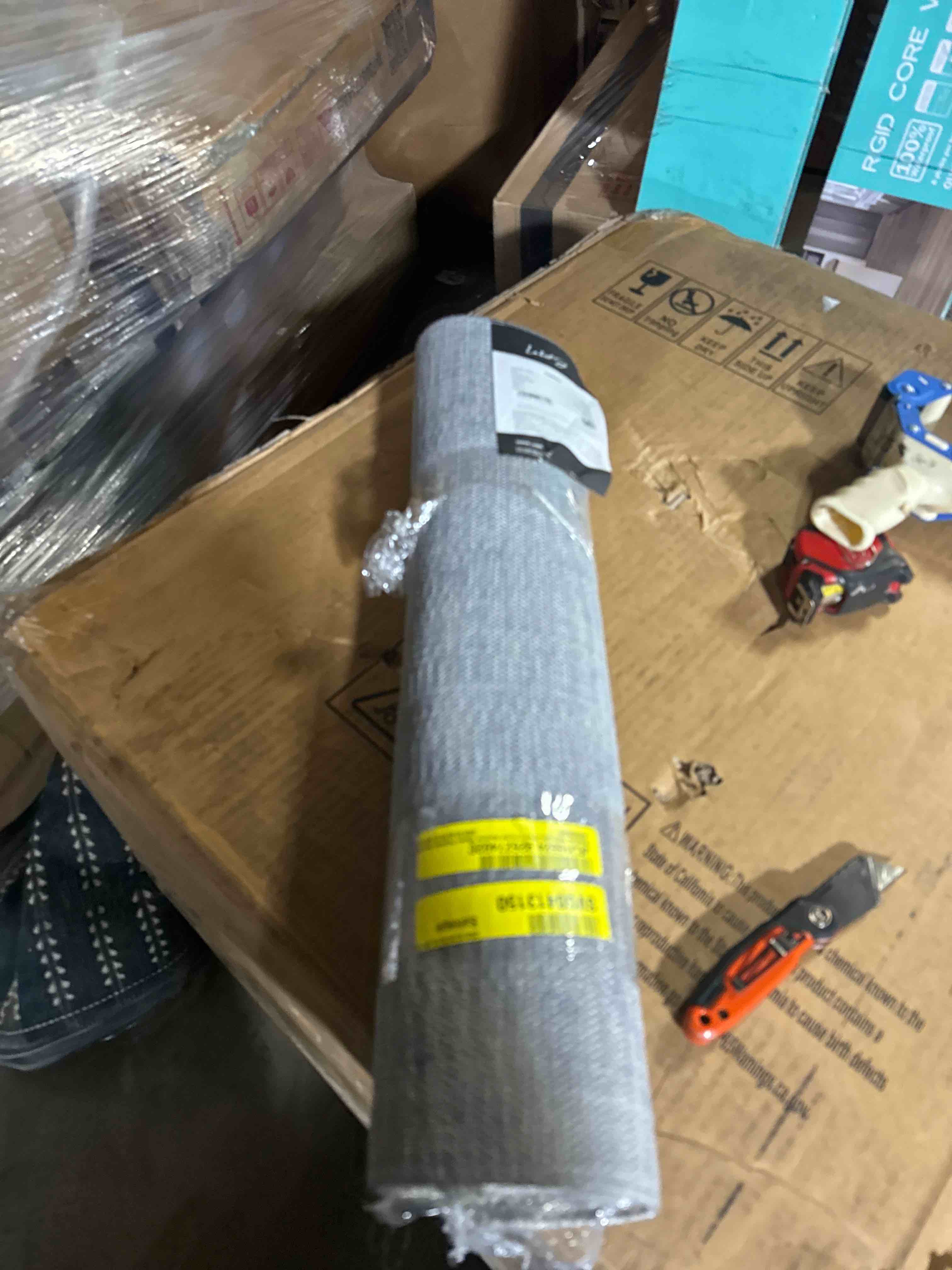 Condition photo showing New/Like New for Machine Washable Jihane Oriental Machine Woven Polyester Area Rug ( 2' x 6')