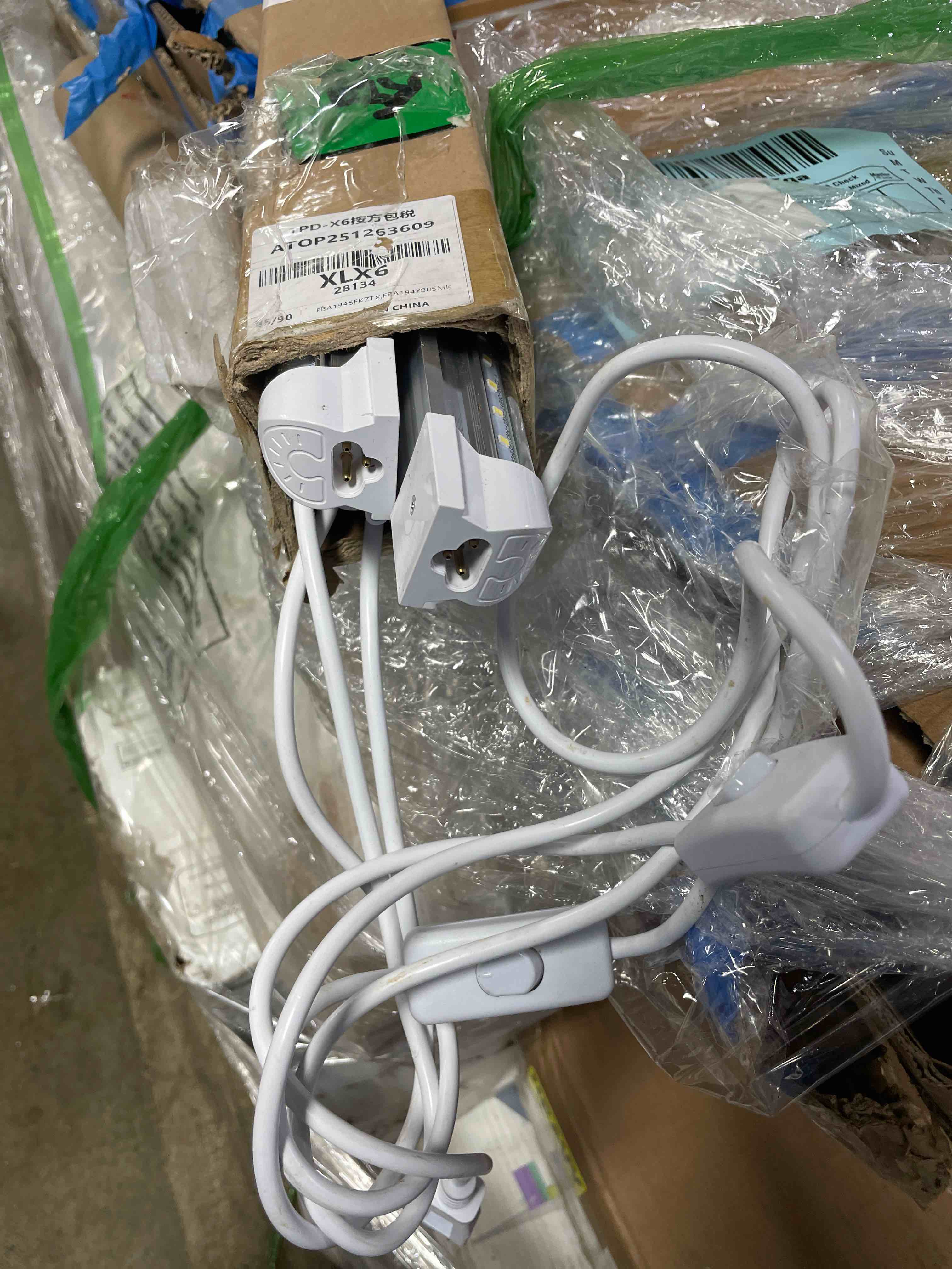 Condition photo showing Good Condition for CNSUNWAY Led Shop Lights, 6FT LED Light 50W 7500LM 6500K Daylight White, D Shape Garage Light, Linkable Clear Cover T8 Integrated for Garage Workshop Workbench, ETL Listed(4-Pack)