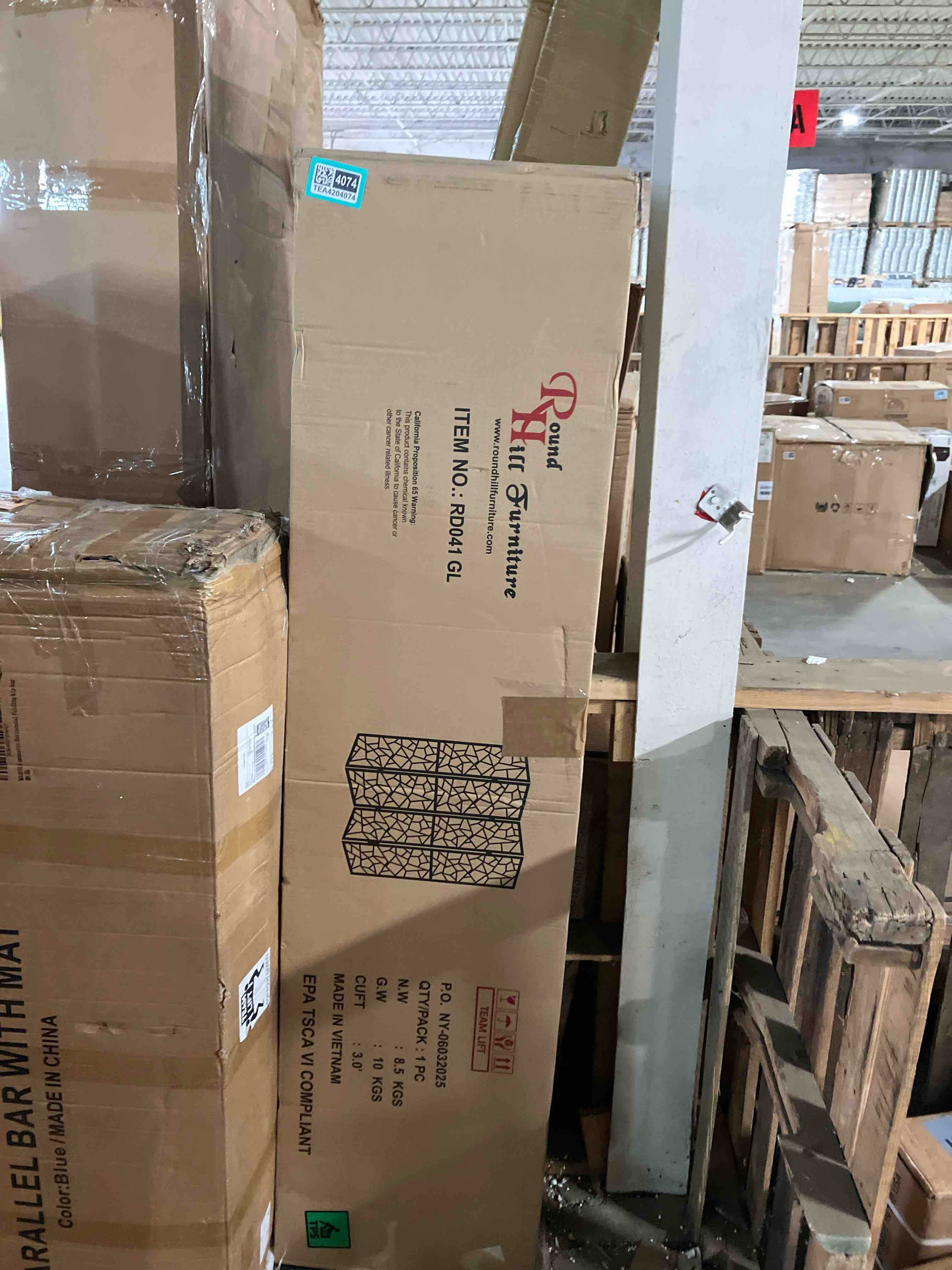 Condition photo showing New/Like New for Roundhill Furniture Giyano 4 Panel Screen Room Divider, Gold