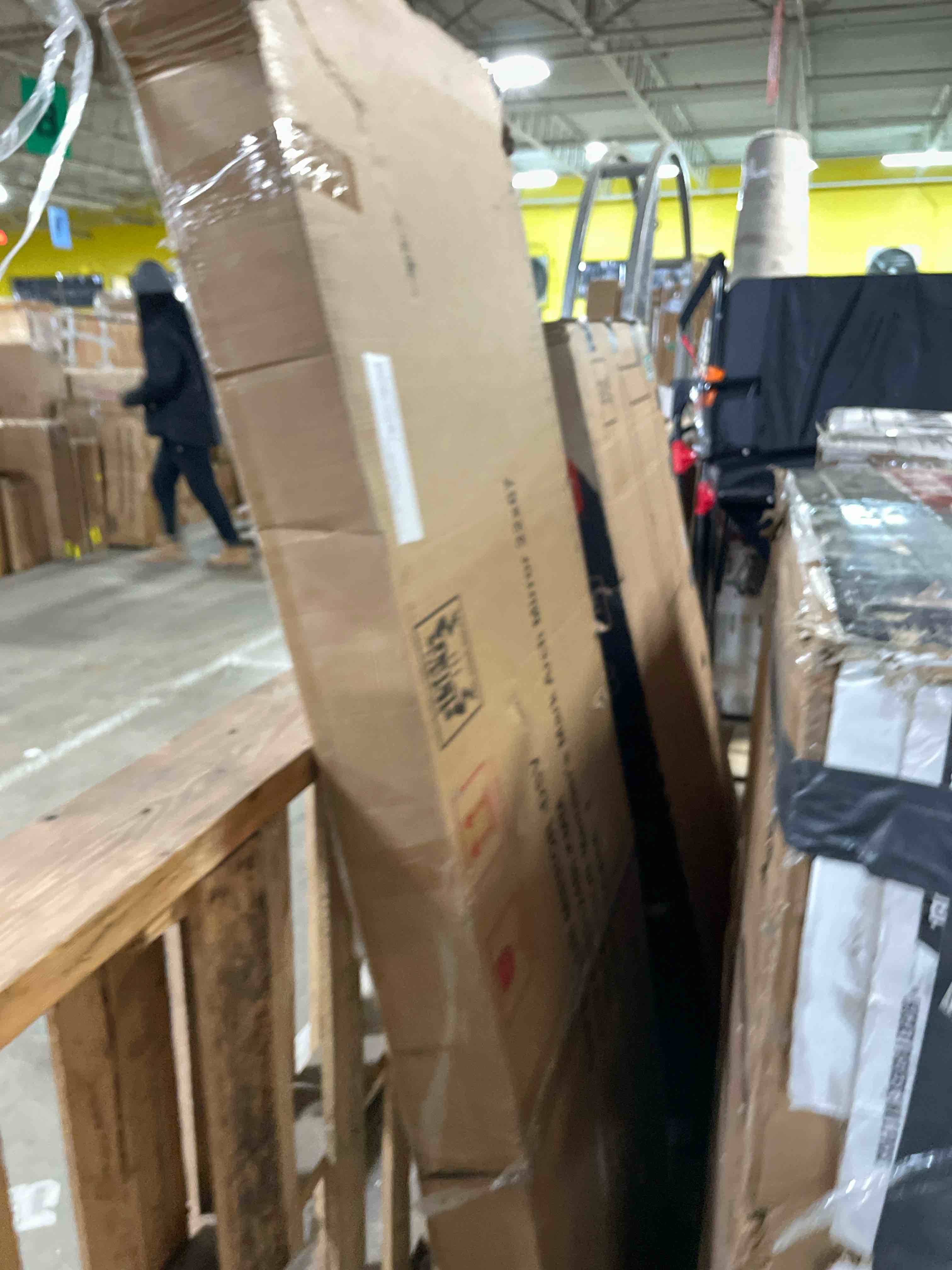 Condition photo showing New/Like New for Member's Mark 22" x 67" Metal Arch Floor Easel Mirror, Black or Brass