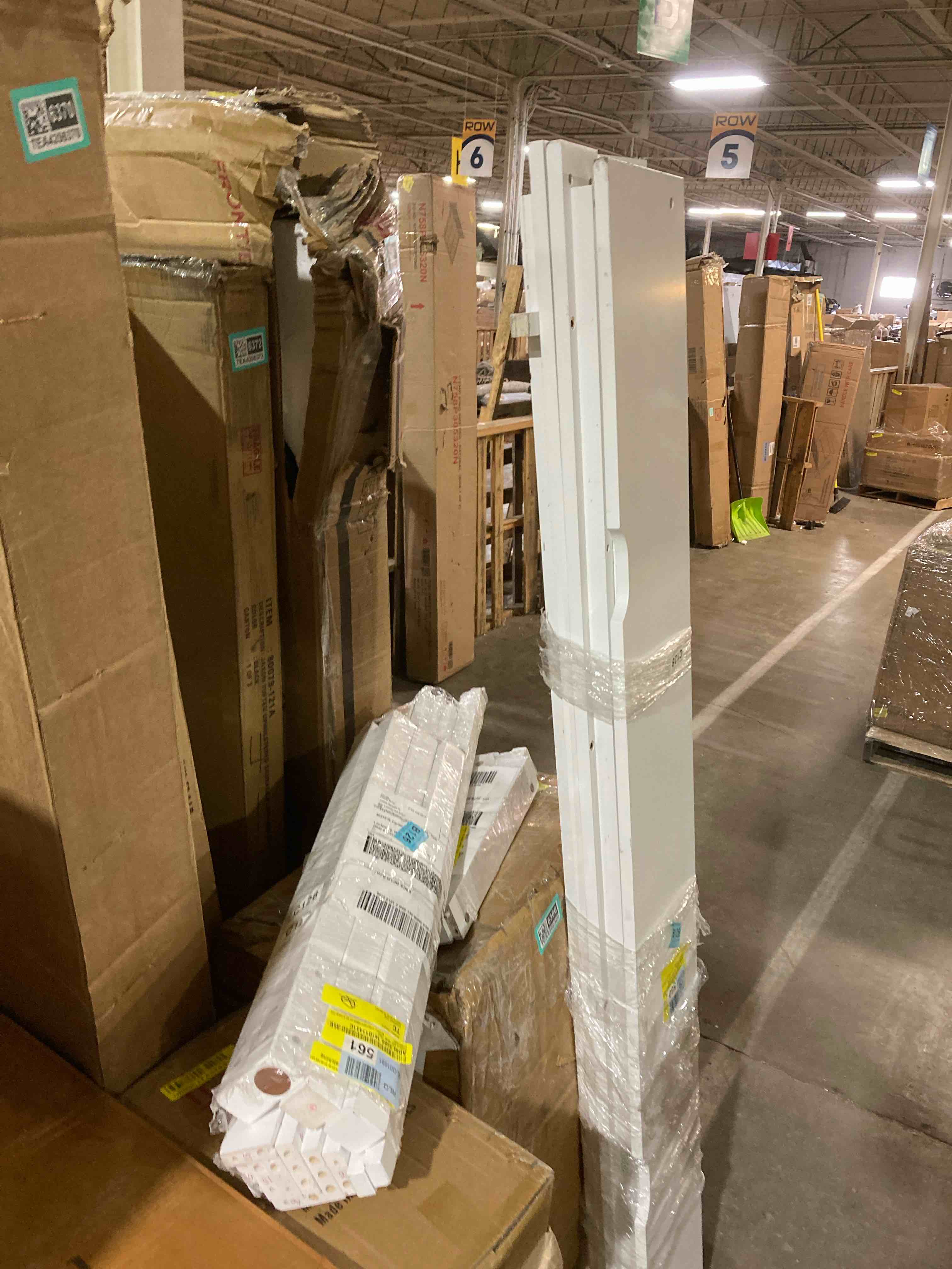 Condition photo showing New/Like New for White Wood Platform Bed 