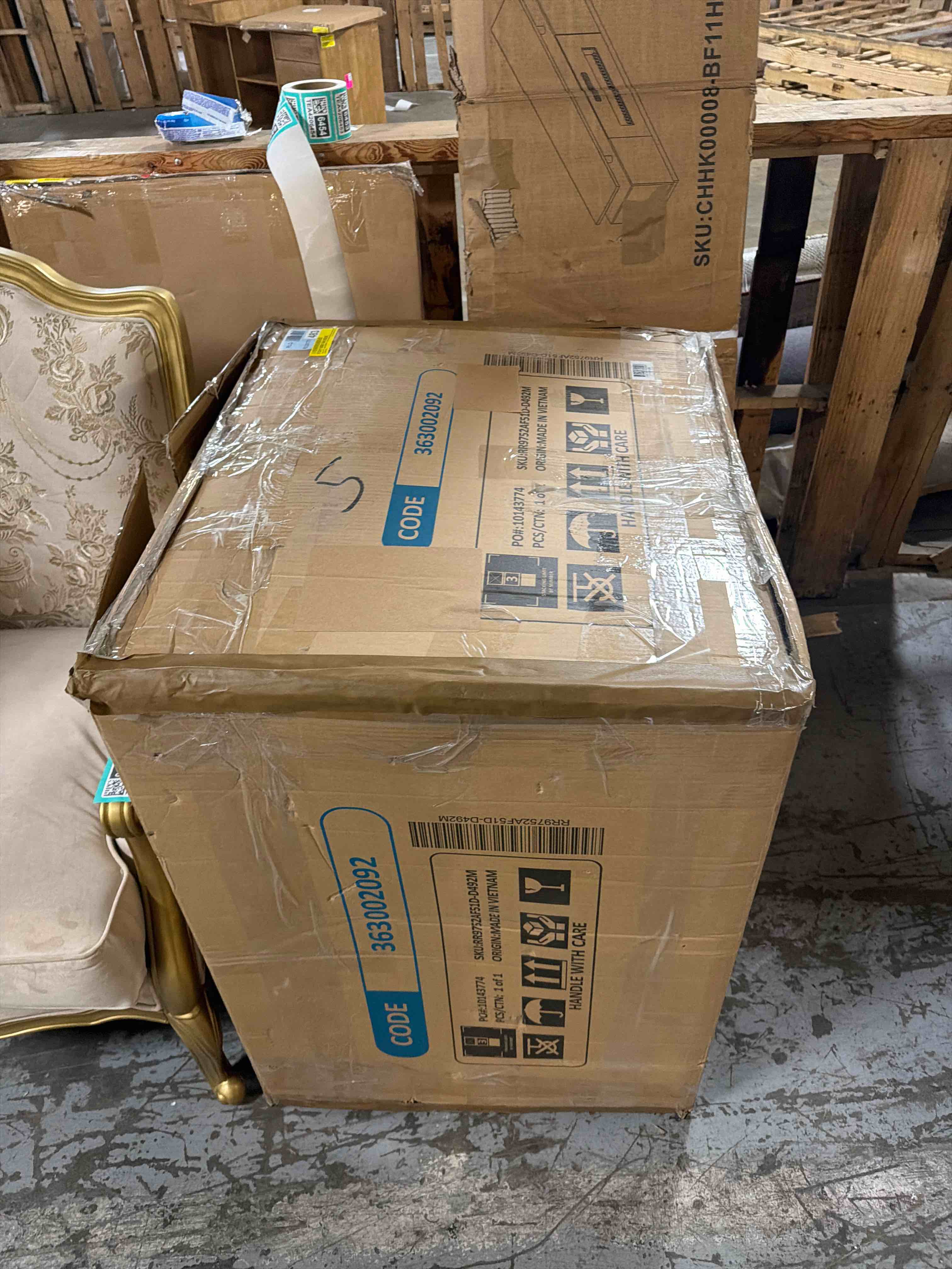 Condition photo showing New/Like New for Chira 36.9'' Wide Modern and Soft Upholstered Manual Standard Recliner