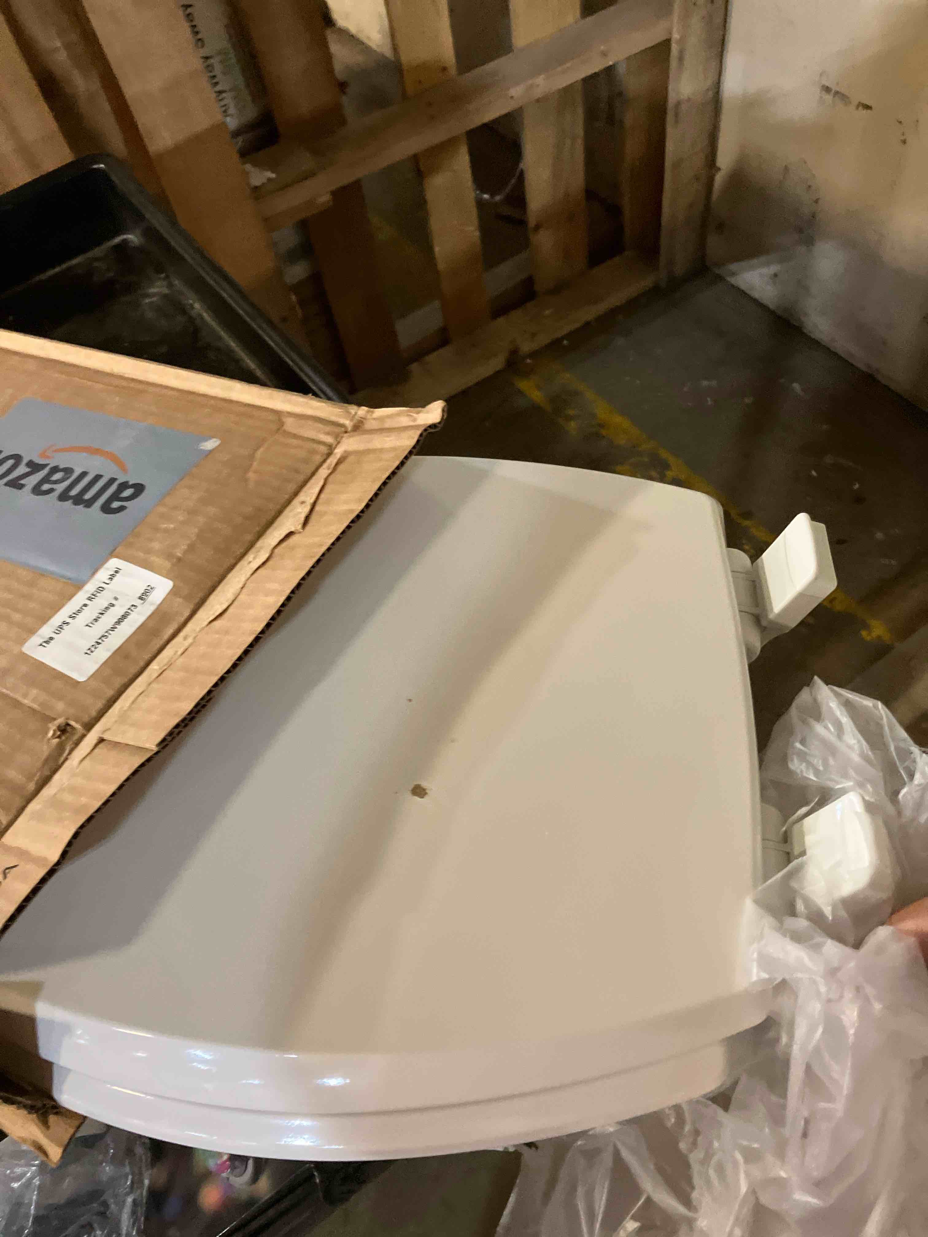 Condition photo showing Good Condition for Mayfair 1847SLOW 000 Kendall Slow-Close Removable Enameled Wood Toilet Seat that will Never Loosen 1 Pack ELONGATED - Premium Hinge White