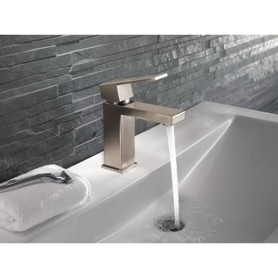 Delta Modern Brushed Nickel Bathroom Faucet 1 Hole, Single Hole Bathroom Sink Faucet for Vanity, Metal Push-Pop Drain Assembly, Stainless 567LF-SSPP