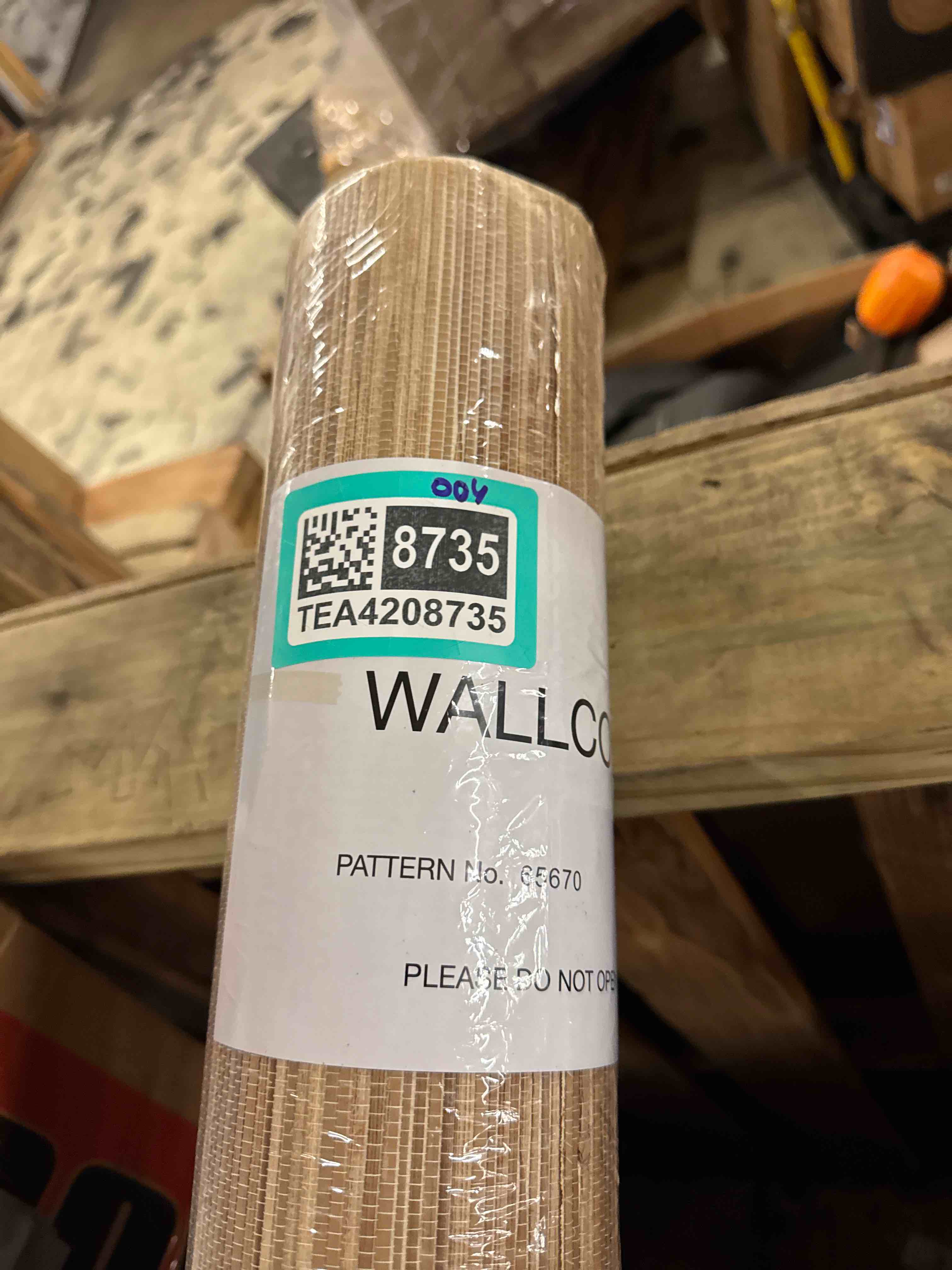 Condition photo showing New/Like New for grasscloth grass cloth brick roll