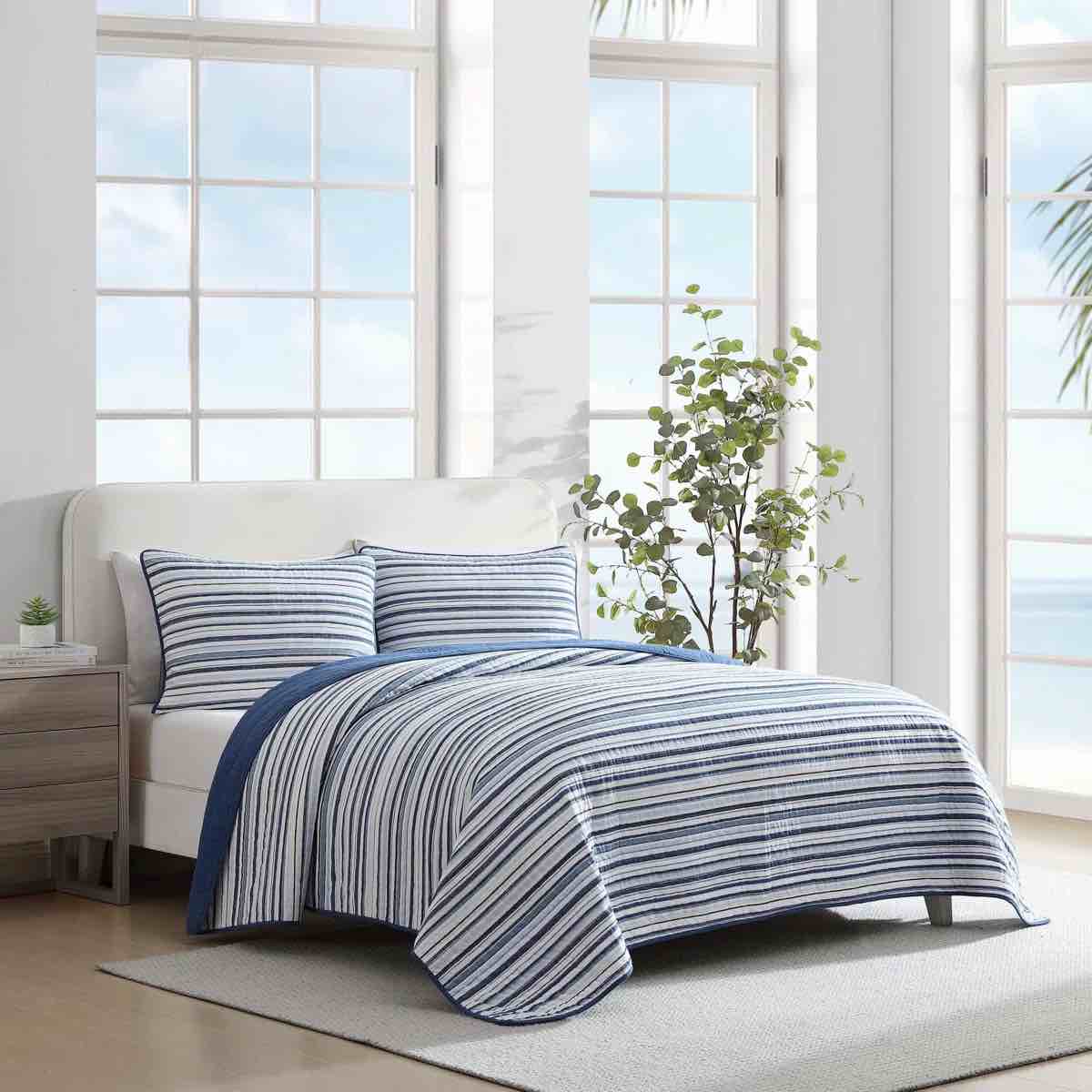 Condition photo showing New/Like New for nautica coleridge cotton reversible blue quilt set- twin