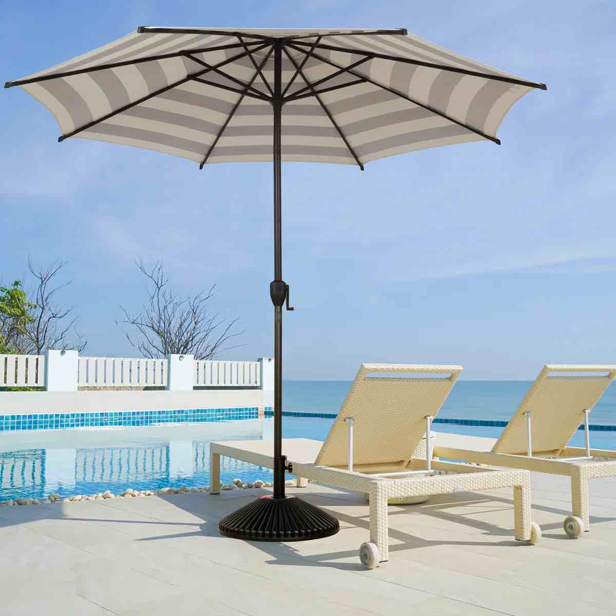 Condition photo showing New/Like New for lyon market umbrella with crank lift