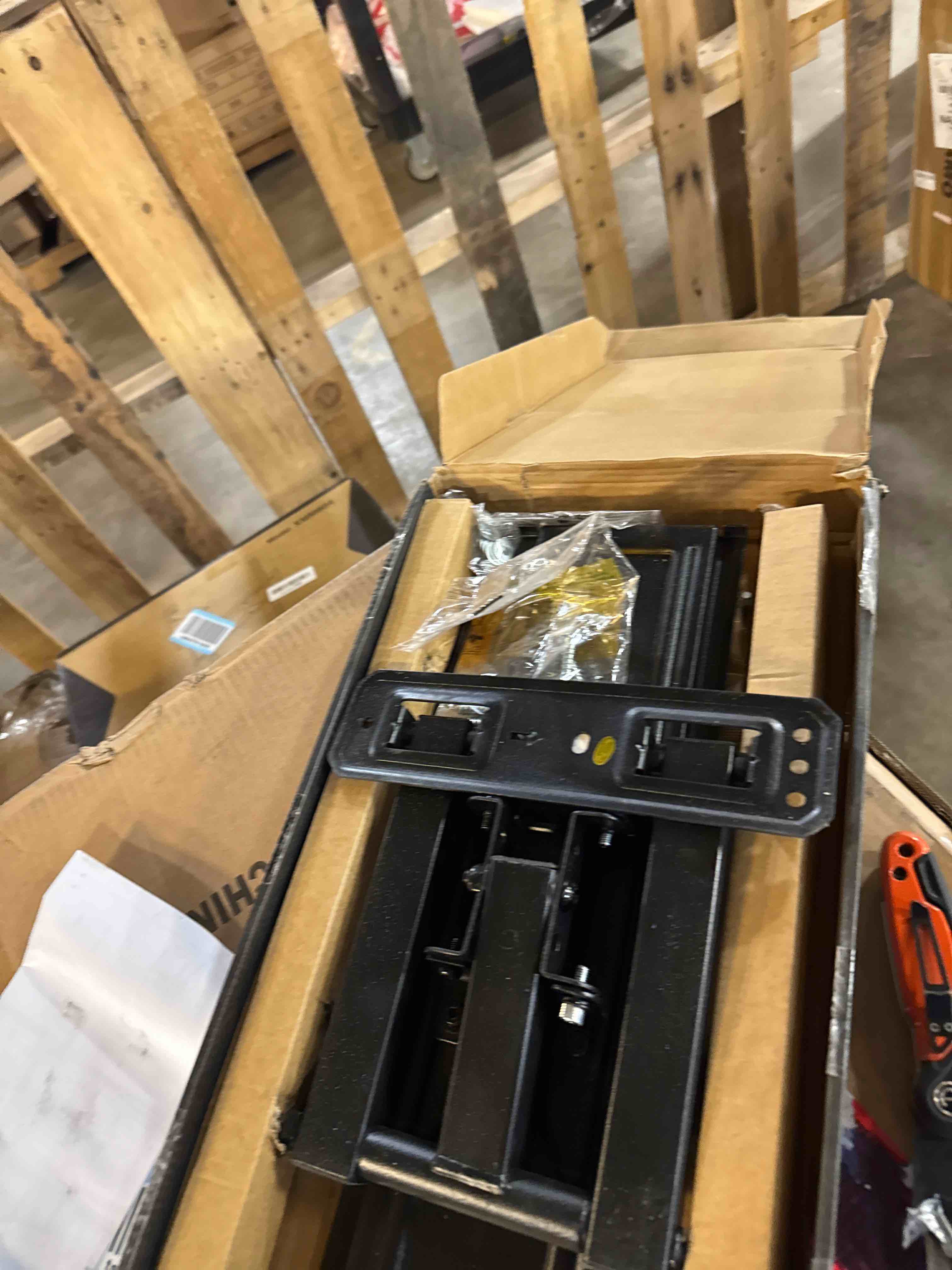 Condition photo showing Good Condition for USX MOUNT Swivel TV Wall Mount for 26-60 Inch TVs up to 80 lbs, Single Articulating Arm, Full Motion TV Wall Mount Bracket with Swivel and Tilt, Max VESA 400x400mm 26-60" Full Motion TV mount