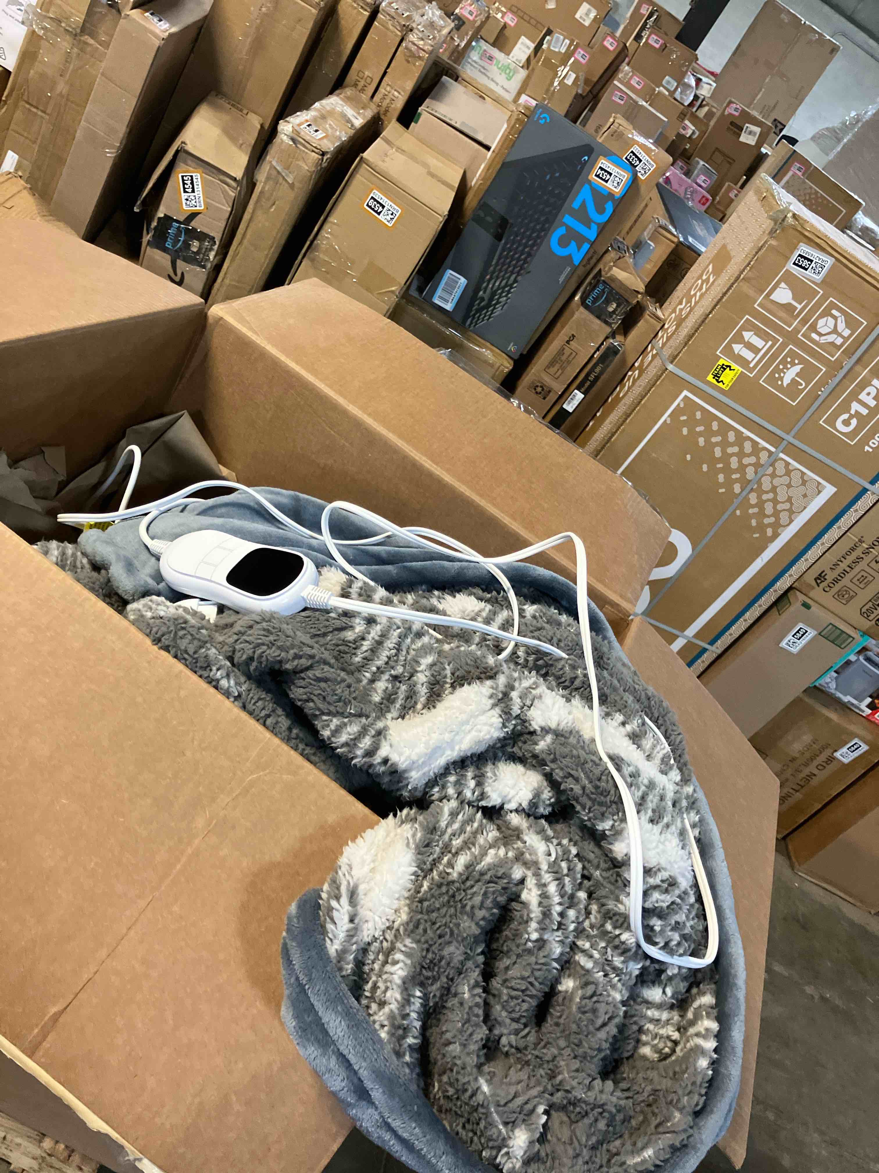 Condition photo showing Good Condition for GENIANI Heated Blanket Electric Throw 50"x60" – Safe Electric Heating Blanket with Auto Shut-Off & Overheat Protection, 10 Heat Settings, Washable Heated Throw for Couch, Bed, Office & Dorm ( Similar to one in stock)
