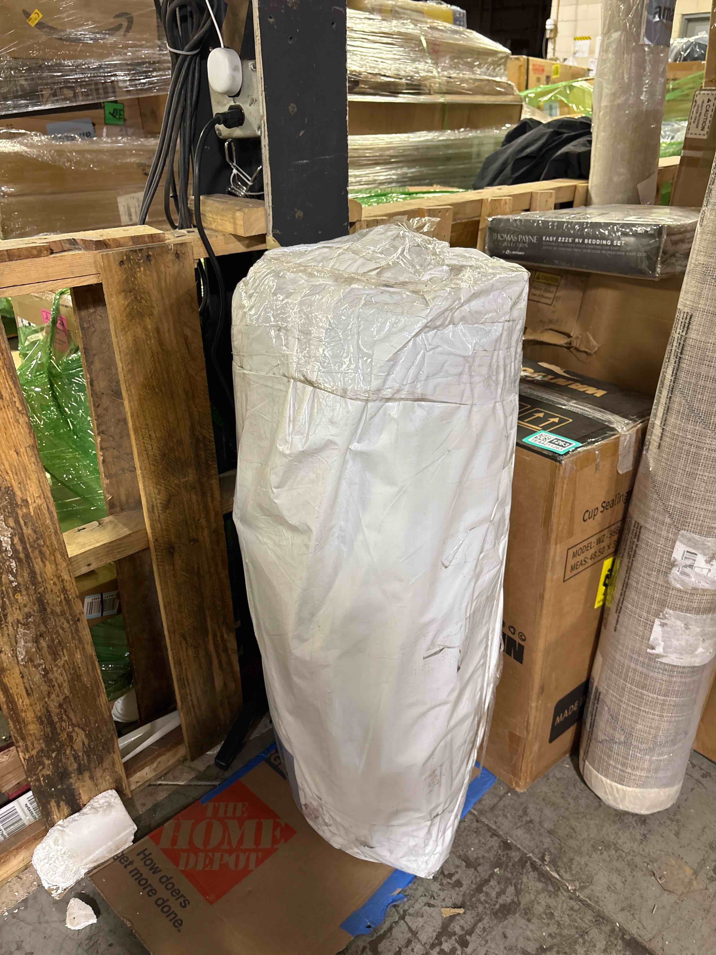 Condition photo showing New/Like New for Loloi Magnolia Home by Joanna Gaines Gigi Collection GIG-02 Navy/Stone 9'-2" x 13' Area Rug