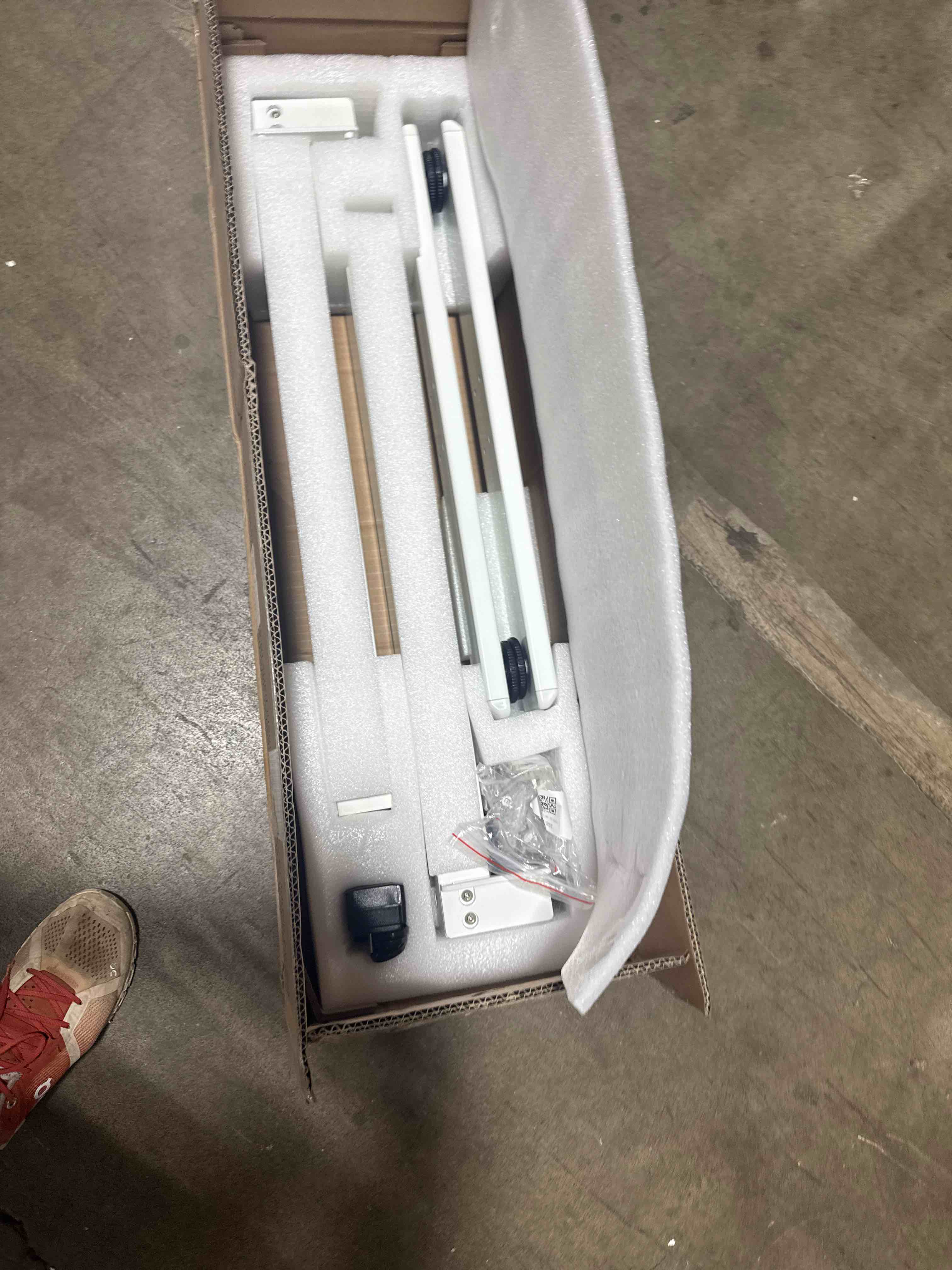Condition photo showing Good Condition for electric standing desk ( incomplete stand only)
