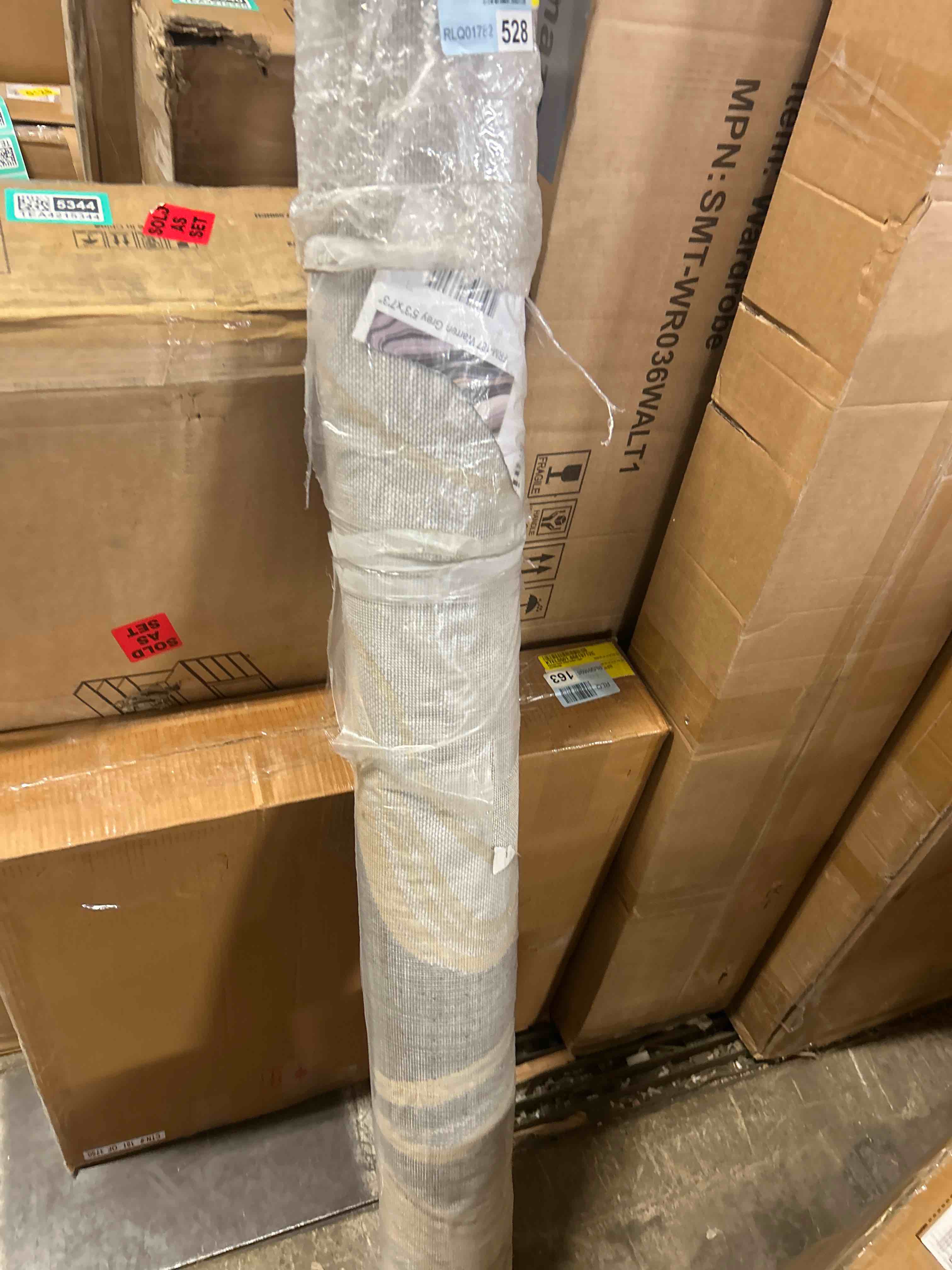 Condition photo showing New/Like New for Warren Retro Abstract Wises Glam Rug