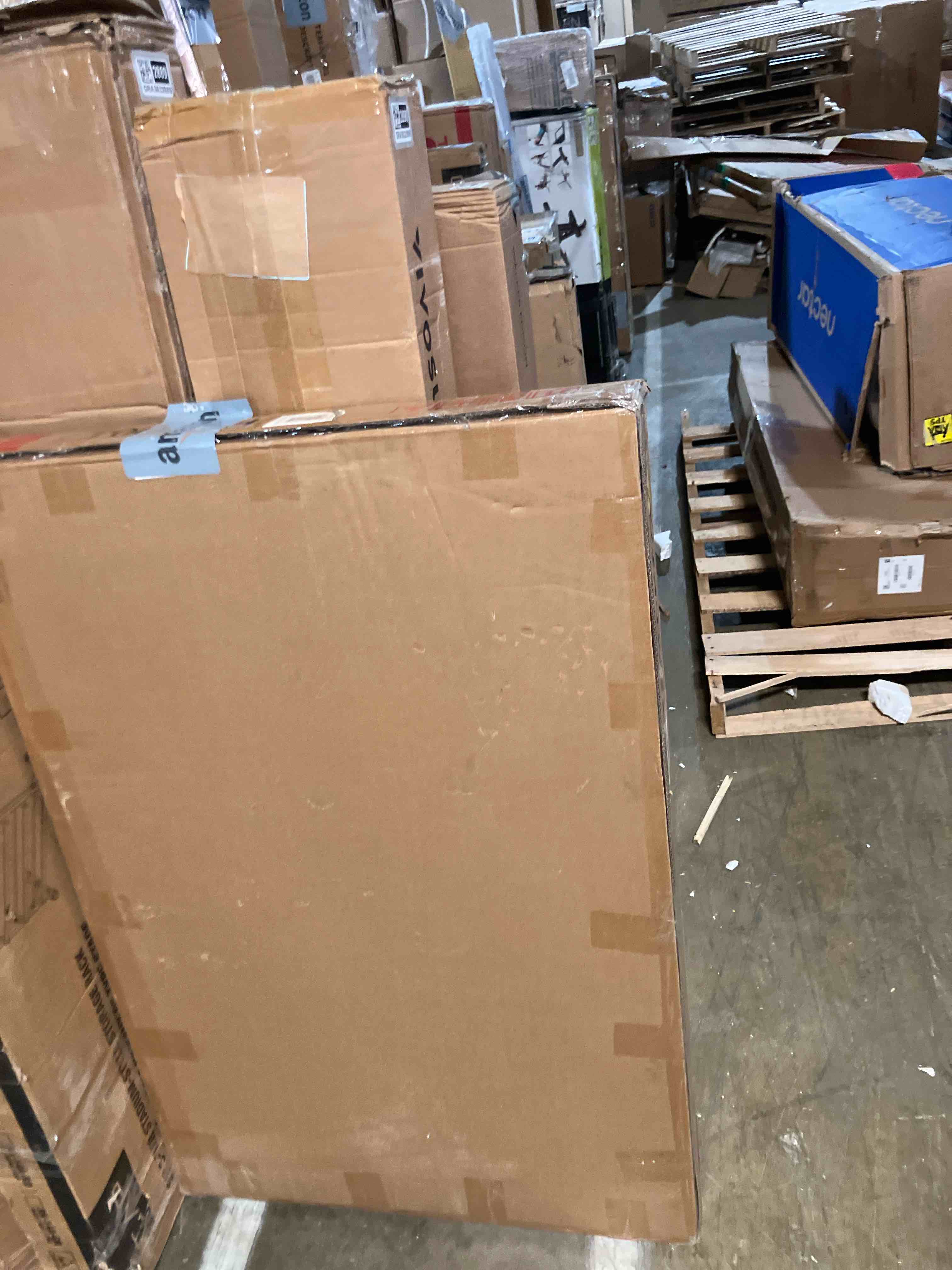 Condition photo showing New/Like New for Roundhill Furniture Noyes Metal Dining Table with Laminated Faux Marble Top, Off-White