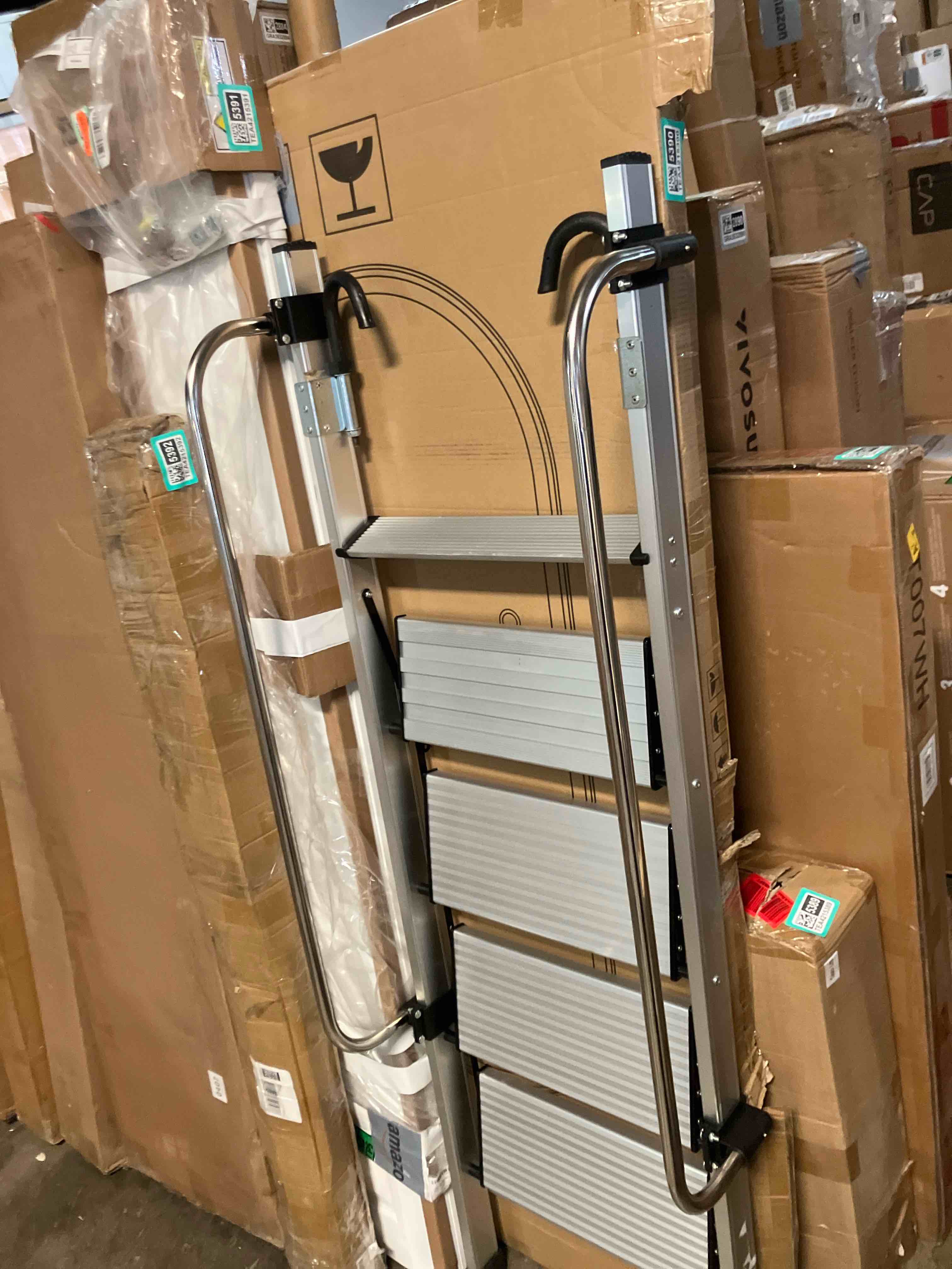 Condition photo showing Good Condition for Aluminium Bunk Bed Ladder, 4-Step RV Bunk Ladder with Adjustable Handrail and Rubber Foot Pads, 330.69lbs Loft Bed Stairs Safety Climb Stairs Silver(Used)