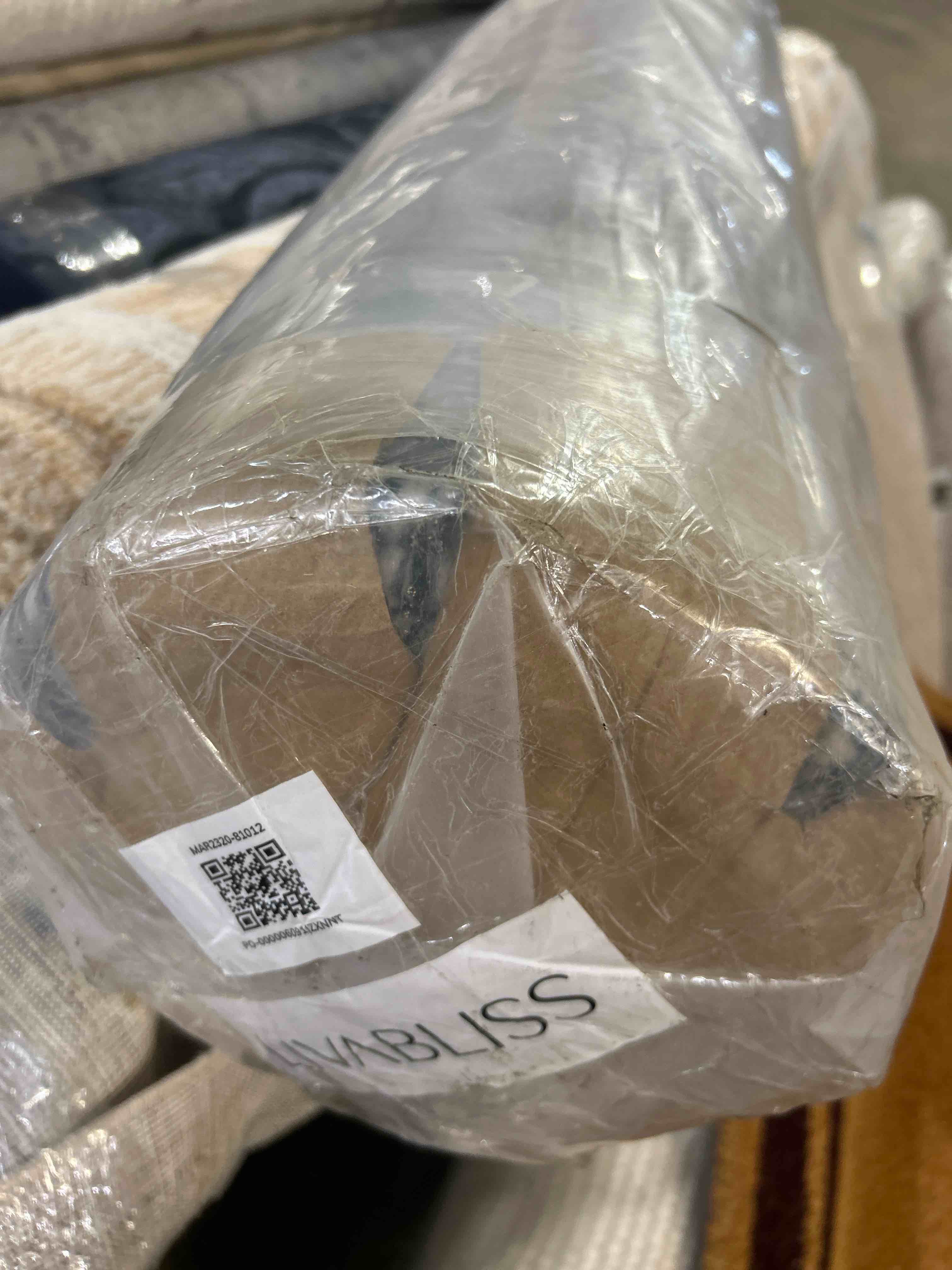 Condition photo showing New/Like New for Peeta Geometric Hand - Tufted Wool Black/Ivory Area Rug 8 by 10