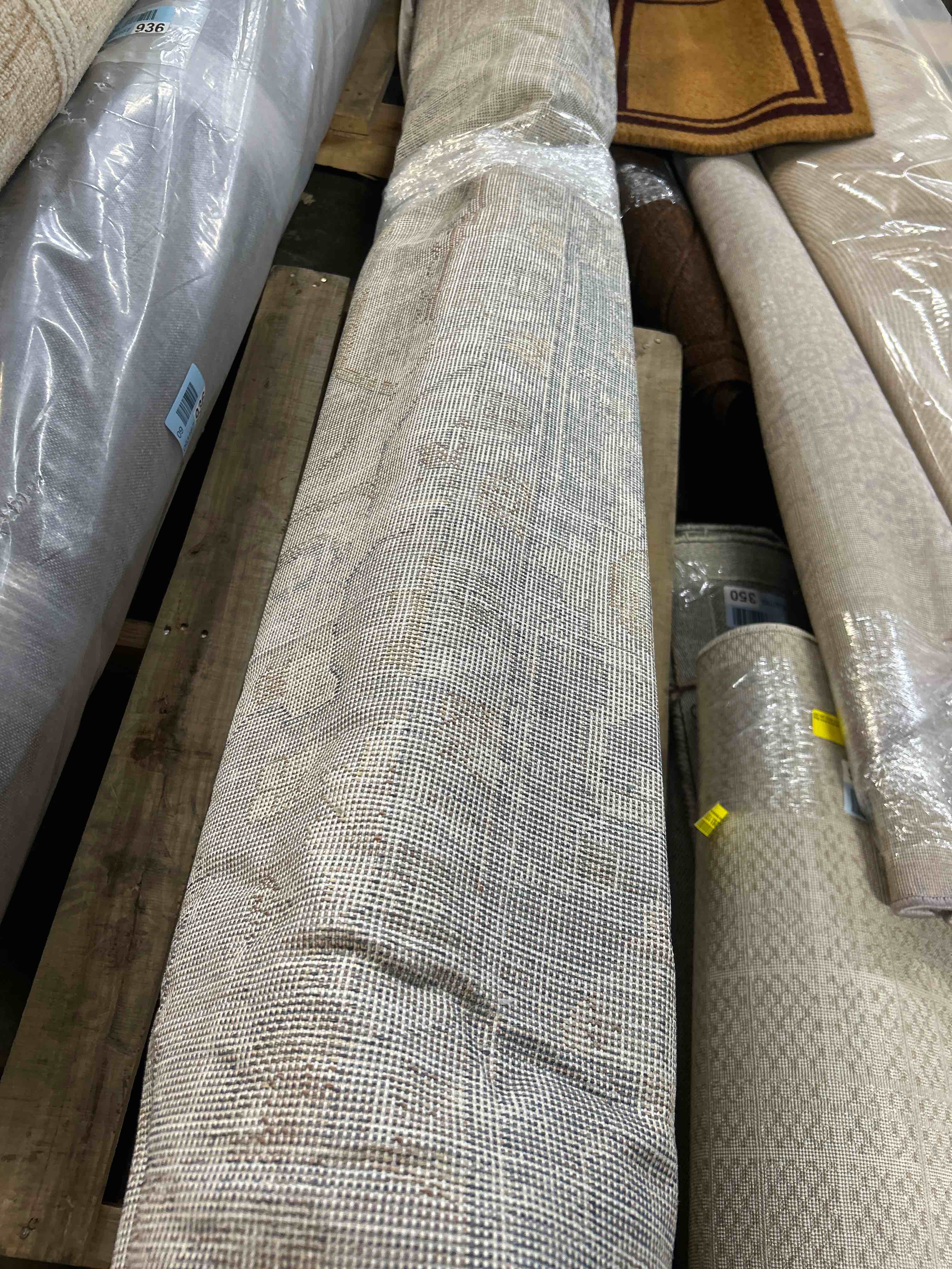 Condition photo showing Good Condition for Weber Machine washabie Oriental Ivory/Blue Area Rug 6”7 by 9”