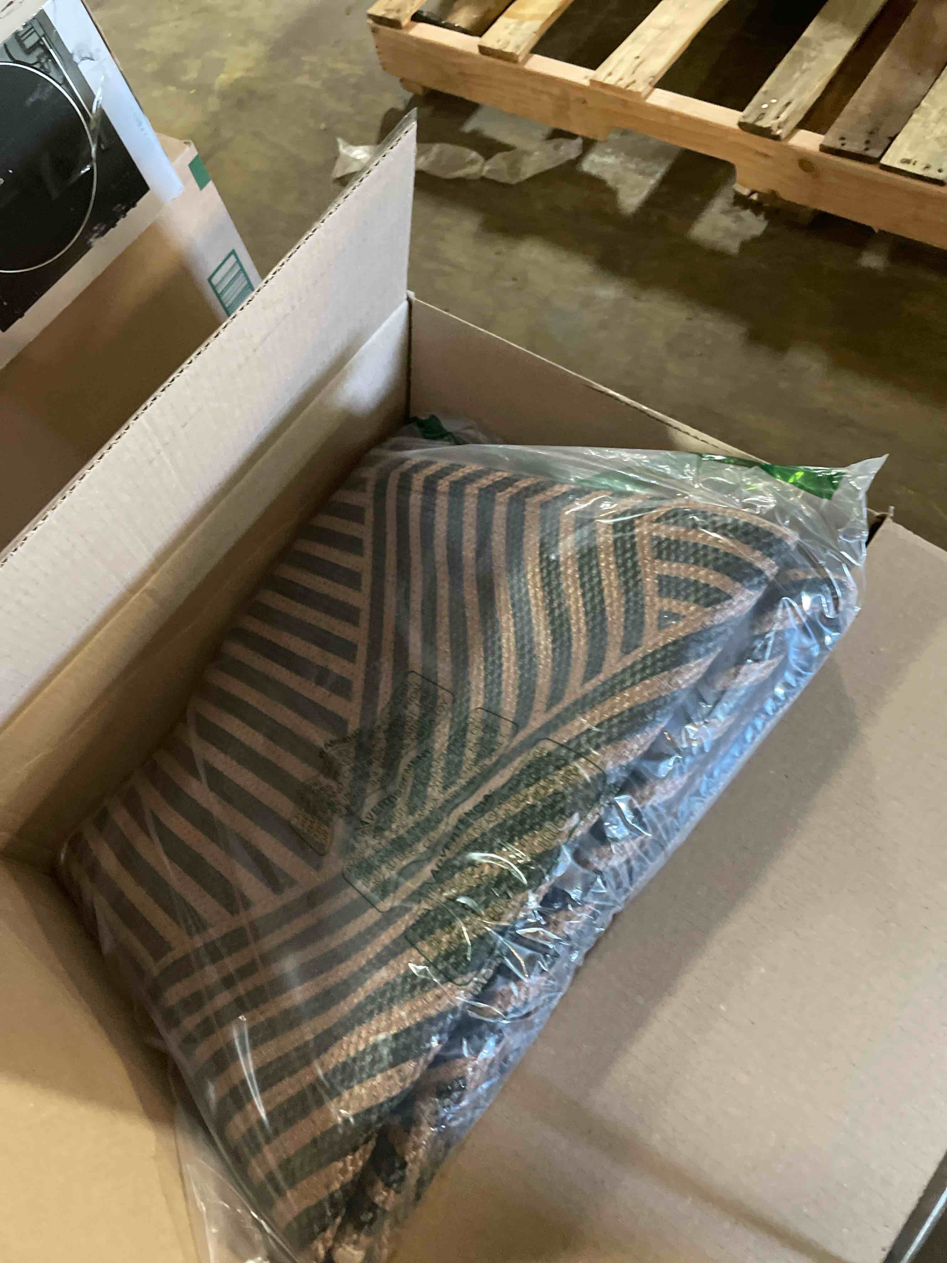 Condition photo showing New/Like New for Lahome Modern Geometric Outdoor Easy Jute Rug, 5x7 Patio Living Room Rug Large Black Carpet for Bedroom, Farmhouse Washable Indoor Outdoor Carpet for Dining Room Backyard Deck 5' x 7' (Rectangular) Black/Nature Geometric-2