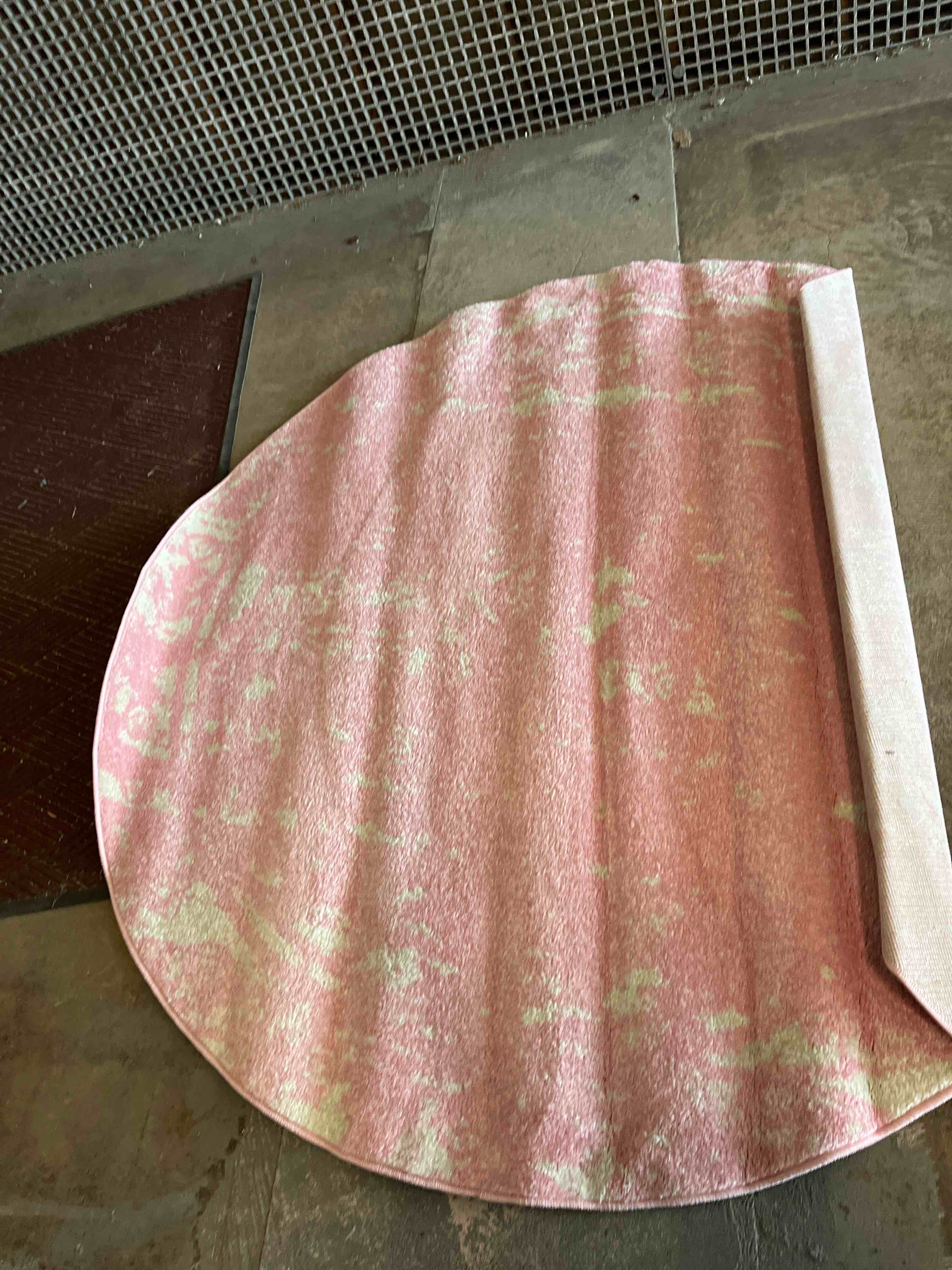 Condition photo showing New/Like New for unique loom lennon collection area rug - zal (4' 1" round, pink/ ivory)