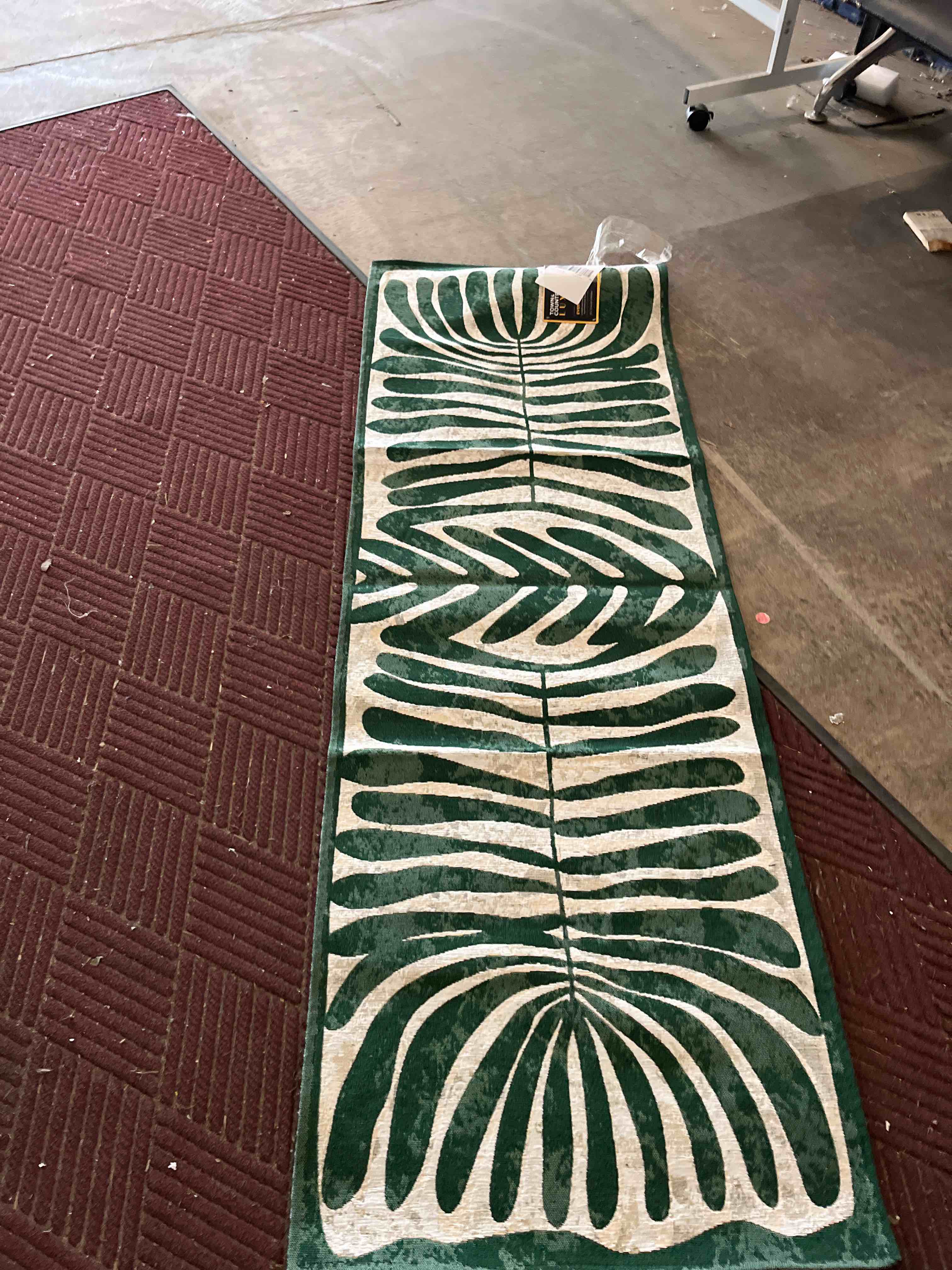 Condition photo showing New/Like New for town & country luxe livie matisse cutout everwash® washable multi-use decorative rug, kitchen runner rug, low-profile door mat, bedroom rug and dorm room rug with non-slip backing, green, 24"x72"
