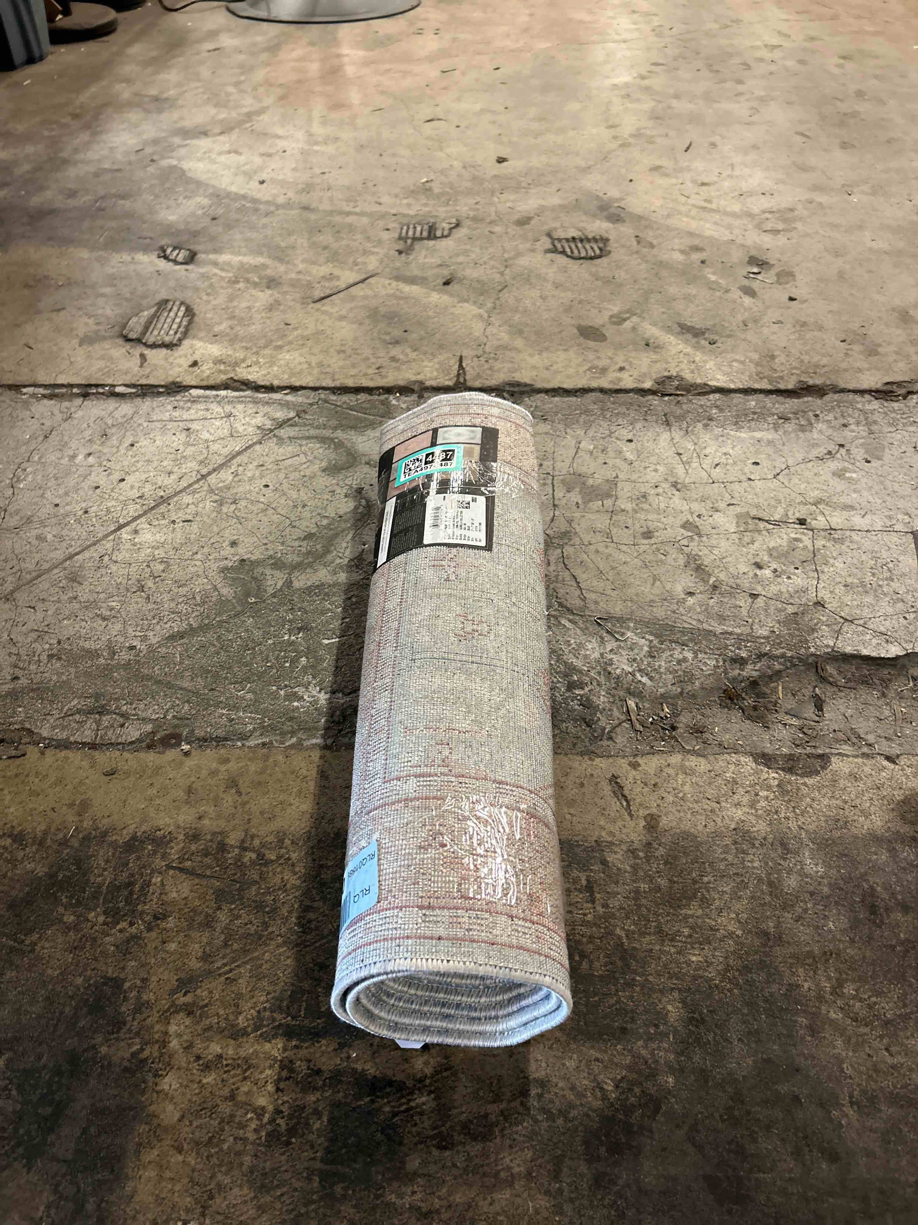Condition photo showing New/Like New for momeni isabella polyester traditional indoor area rug, blue, 2'3" x 7' runner