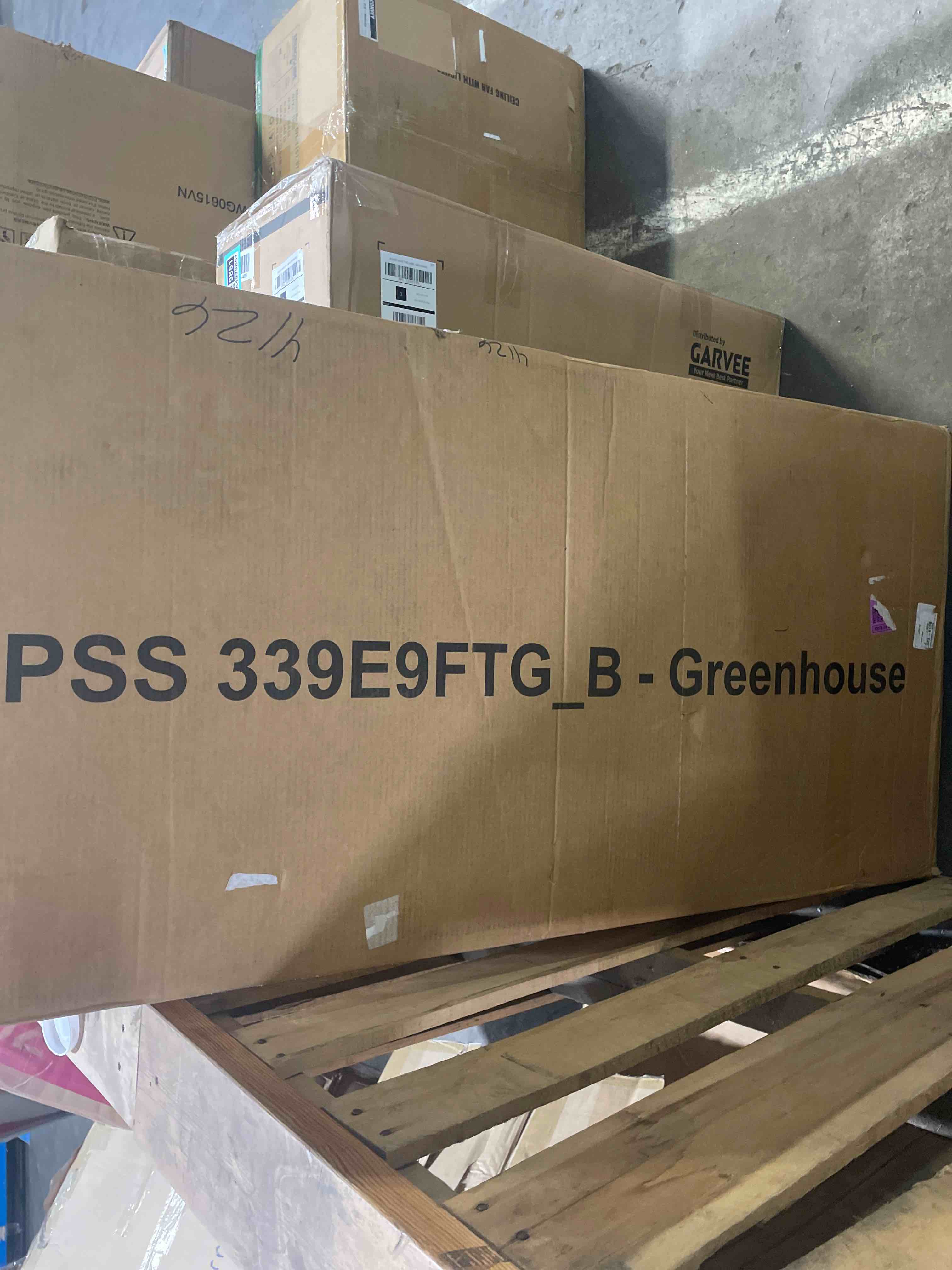 Condition photo showing Good Condition for garvee 6 x 10 ft greenhouse, greenhouses for outside, polycarbonate greenhouse with aluminum frame, lockable door and ajustable roof vent for backyard, green houses for outside garden backyard, patio