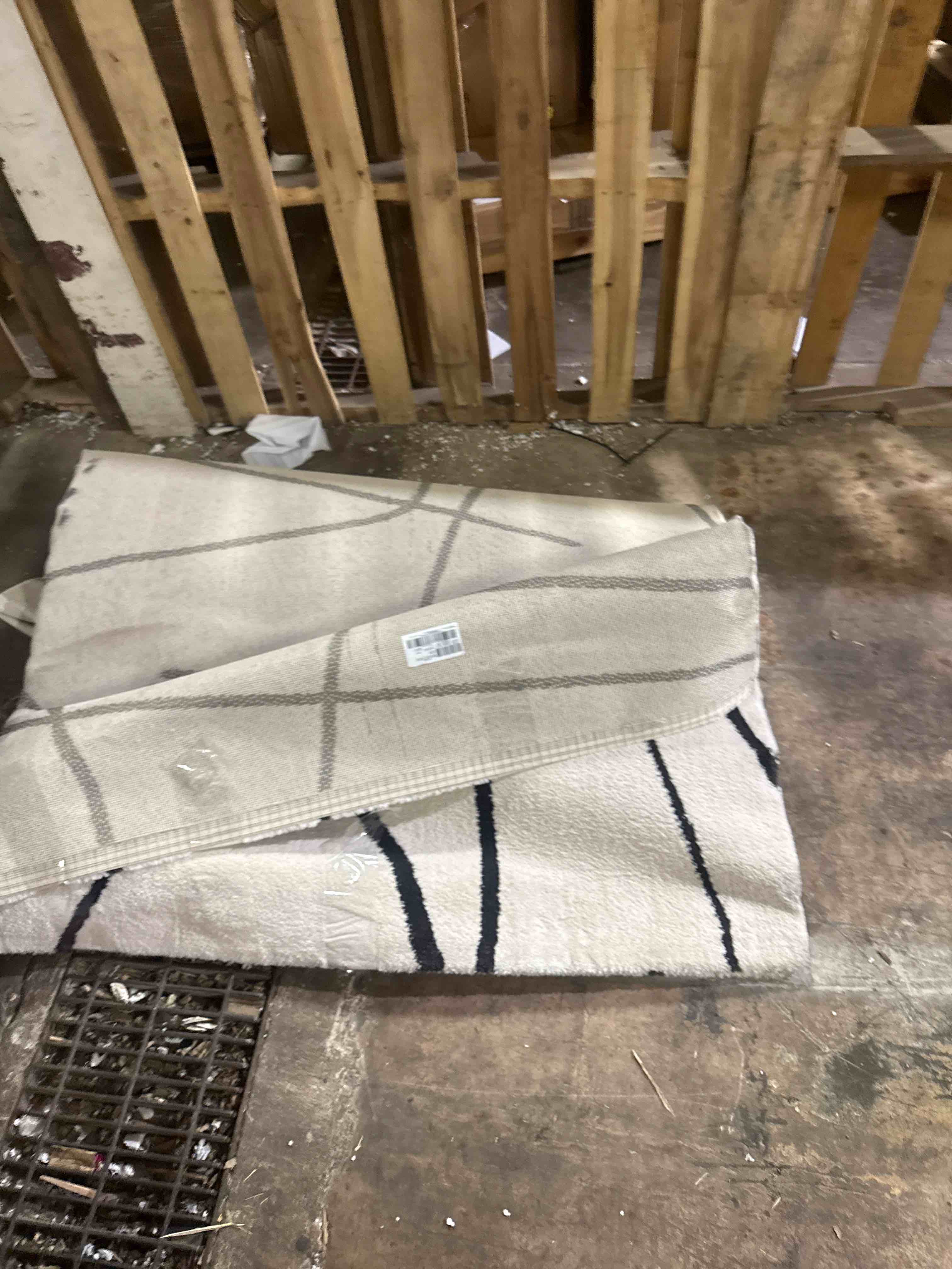 Condition photo showing Good Condition for yihouse 8x10 washable living room rug - modern abstract black and white area rug non-slip for bedroom home office (curve, 5'x7'ft) curve 5' x 7' (rectangular)