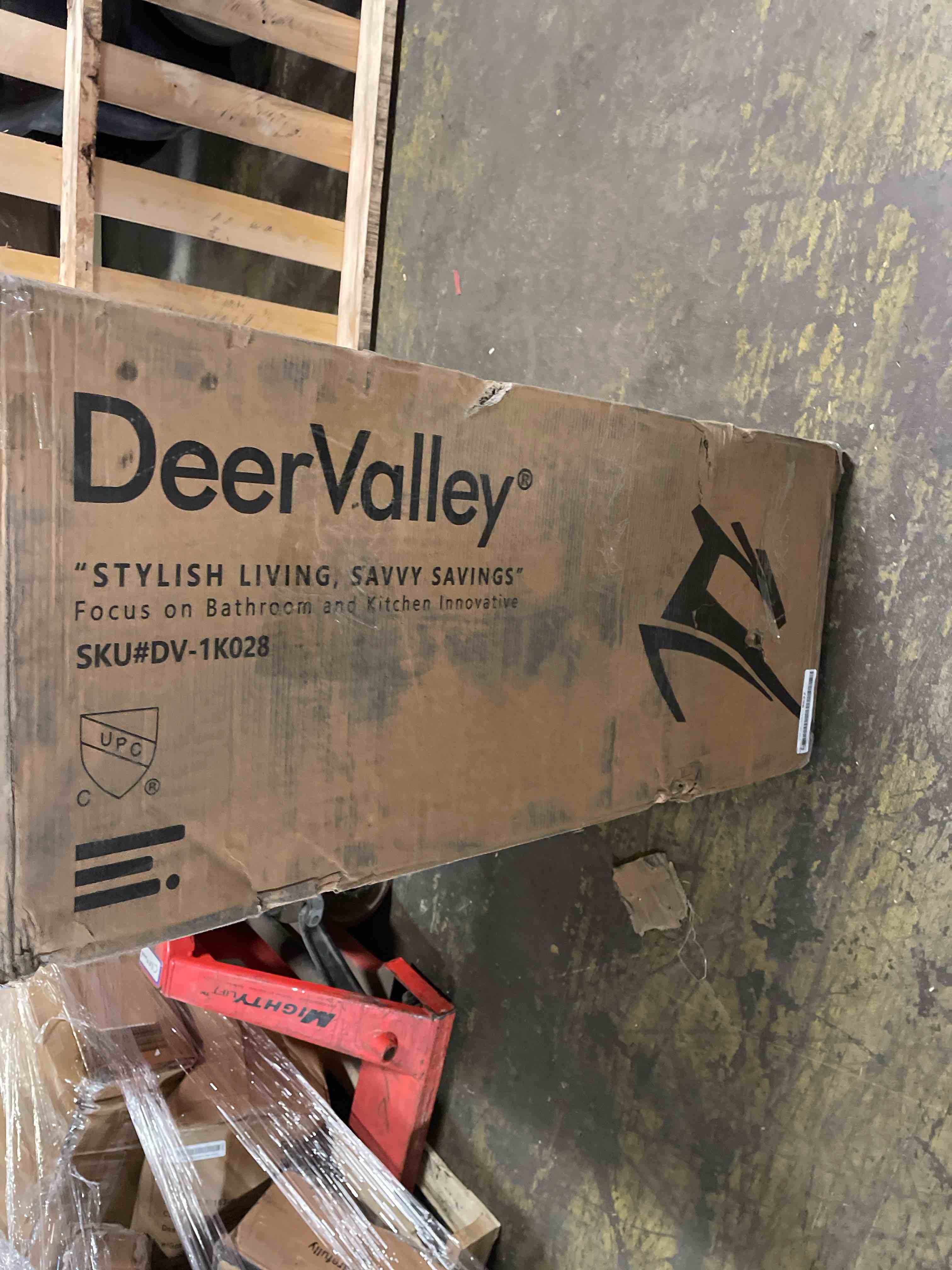 Condition photo showing New/Like New for deervalley farmhouse kitchen sink 33 inch, fireclay white undermount kitchen sink, ceramic apron-front deep single bowl with stainless steel grid & drain