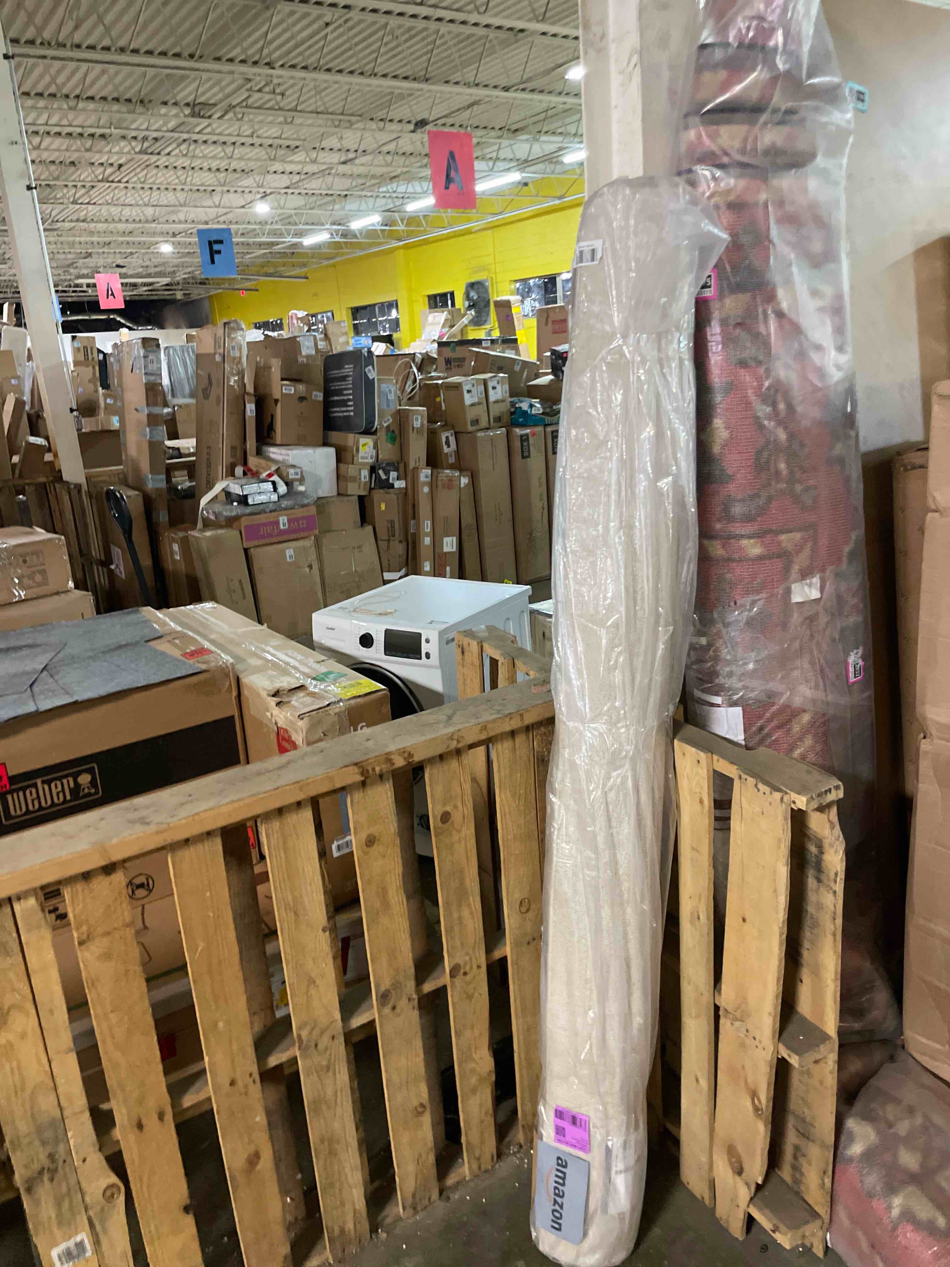 Condition photo showing New/Like New for loloi amber lewis monty collection mot-03 ivory/beige 6'-7" x 9'-3", .50" pile height, area rug