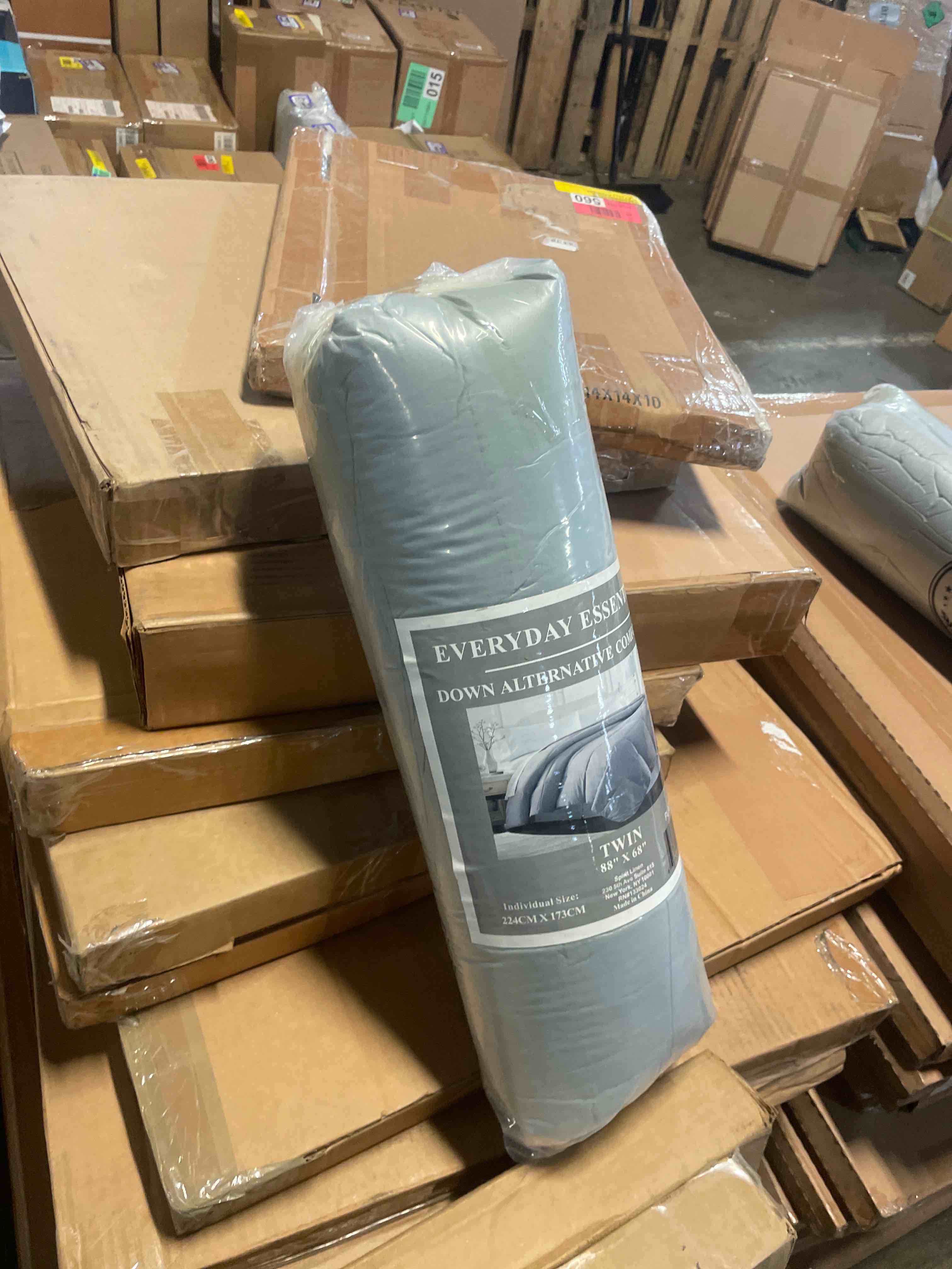 Condition photo showing New/Like New for spirit linen milano luxurious premier quality down alternative comforter twin