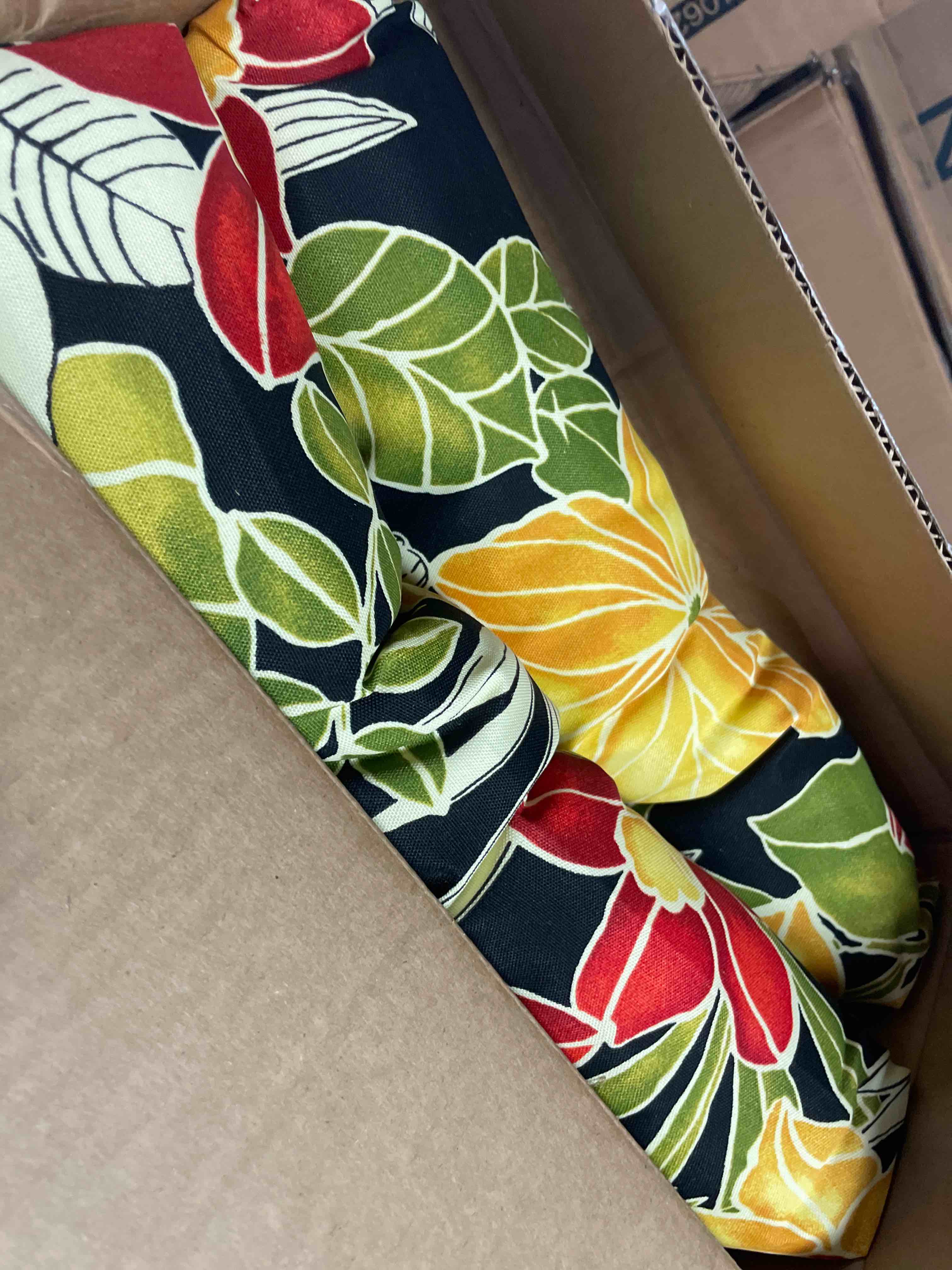 Condition photo showing New/Like New for aloha floral black square tufted outdoor seat cushion (2-pack)