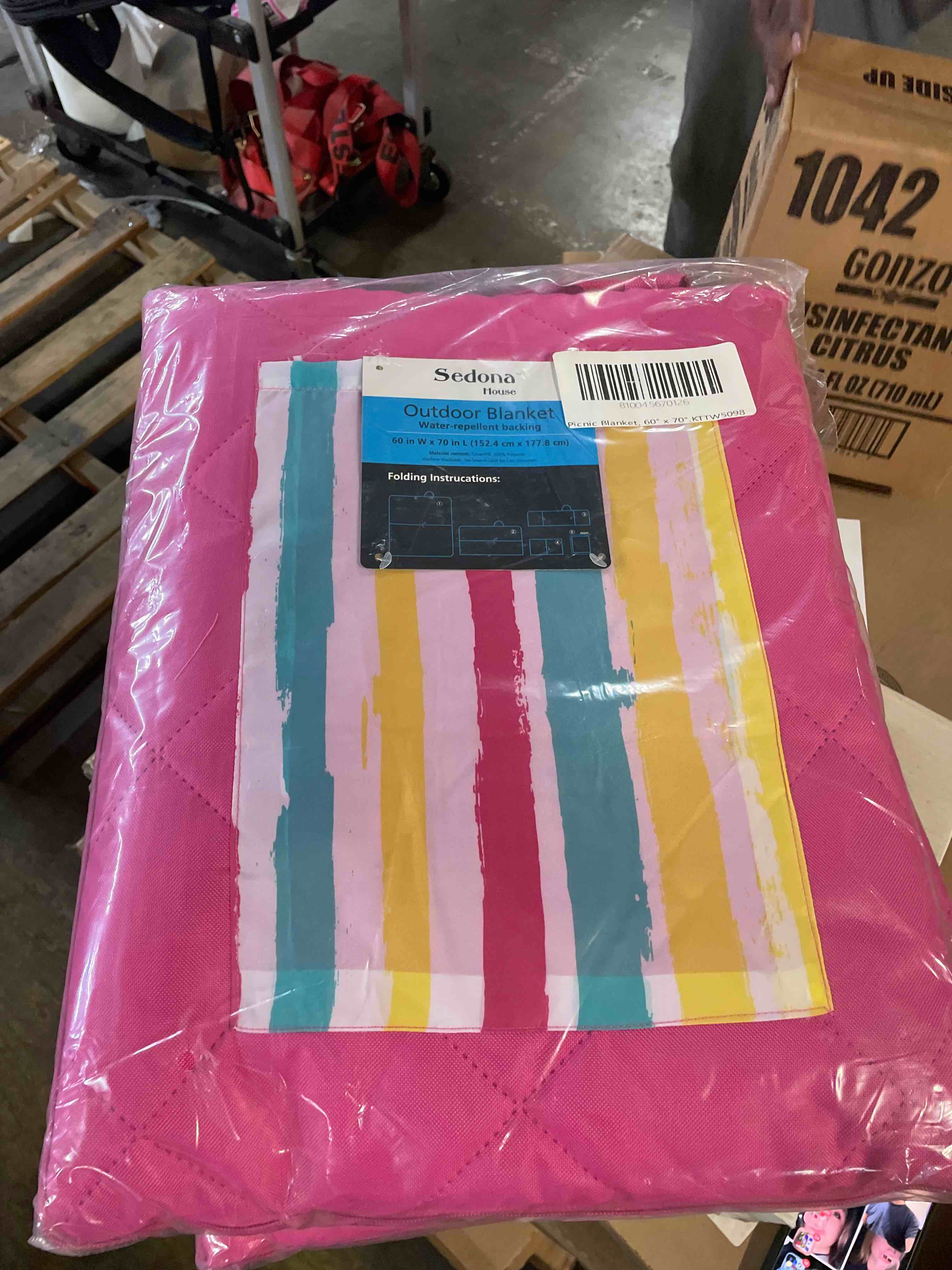 Condition photo showing New/Like New for x0023lwtdb 60 x 70 in. picnic blanket, stripe