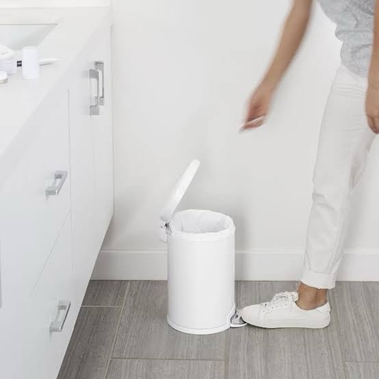 Simplehuman 4.5Liter/ 1.2 Gallon Round Bathroom Trash Can, White Steel